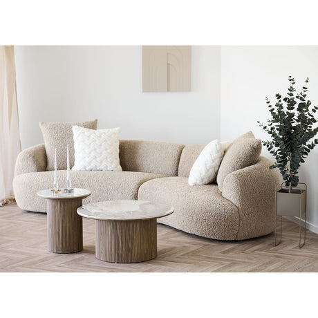 Moderne sofabord foran sofa med dekor – funksjonelt og stilrent midtpunkt i stuen.