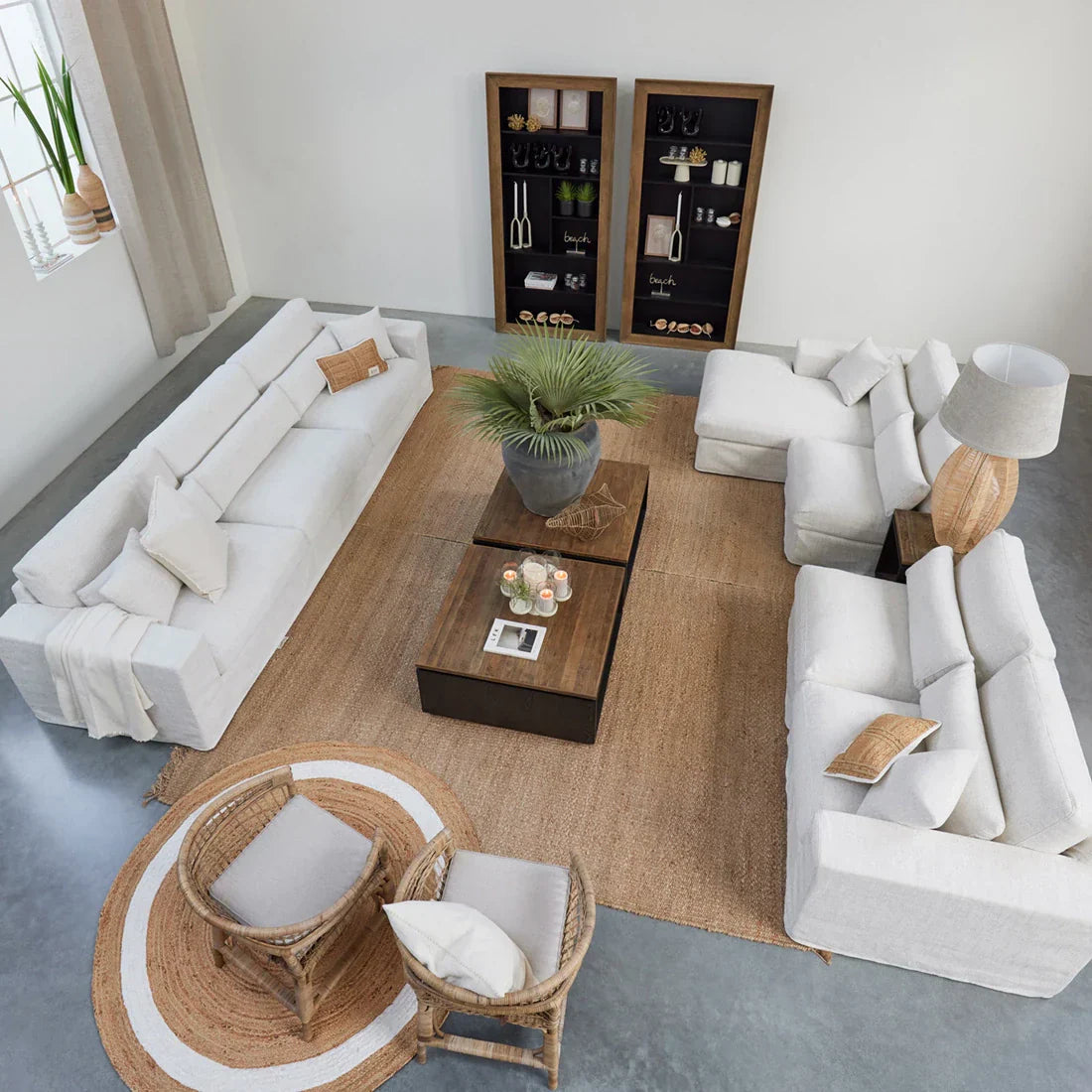 Stor 4-seter sofa i romslig stue med dekor og puter – perfekt for komfort og sosiale sammenkomster.