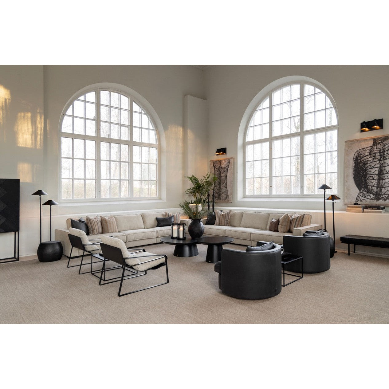 Bilde av moderne sofa i stue med dekor og puter – gir komfort og stil til alle hjem.
