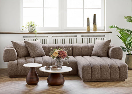 Bilde av moderne sofa i stue med dekor og puter – gir komfort og stil til alle hjem.