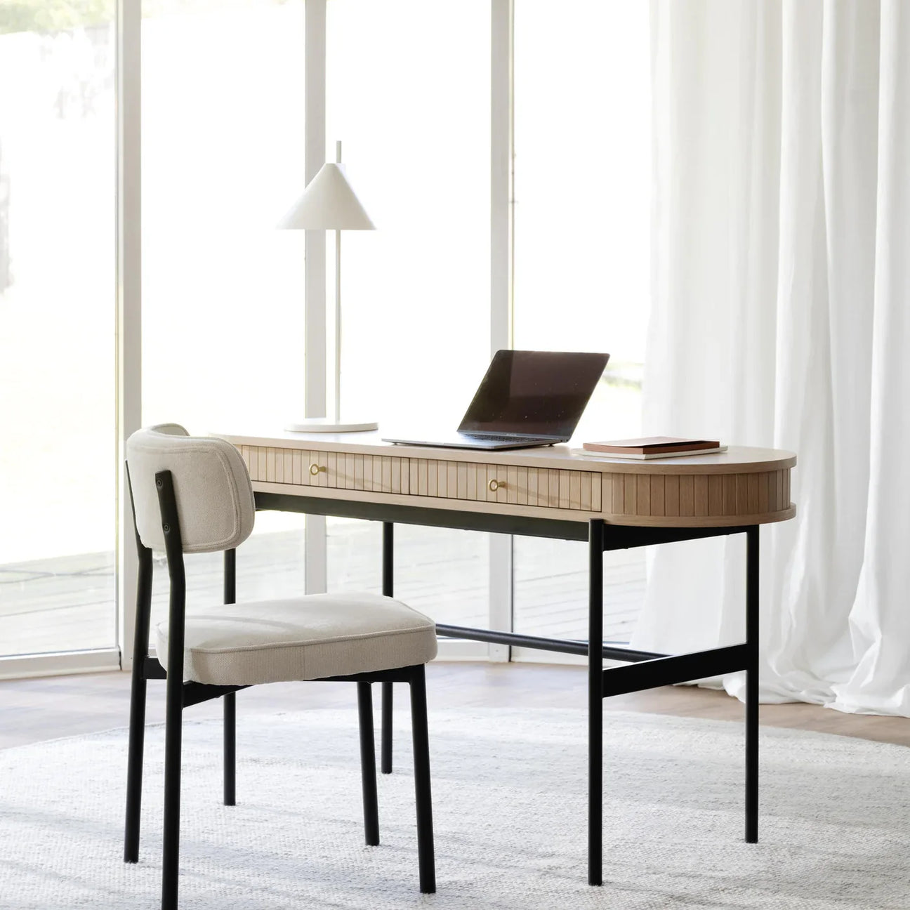 Skrivebord med stol, lampe og PC – praktisk løsning for hjemmekontor eller arbeidsplass.