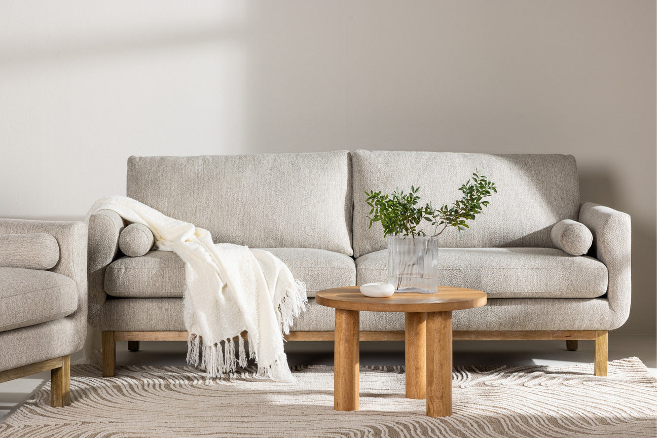 3-seter sofa i stue med myke puter og stuebord – romslig og komfortabel for hele familien.