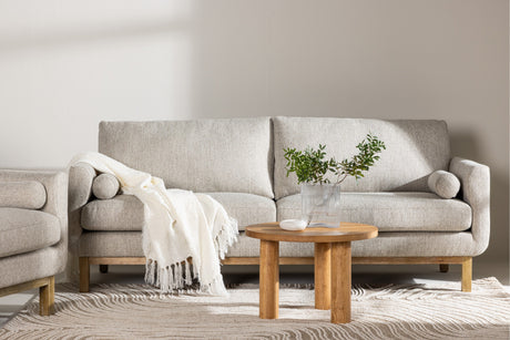 3-seter sofa i stue med myke puter og stuebord – romslig og komfortabel for hele familien.