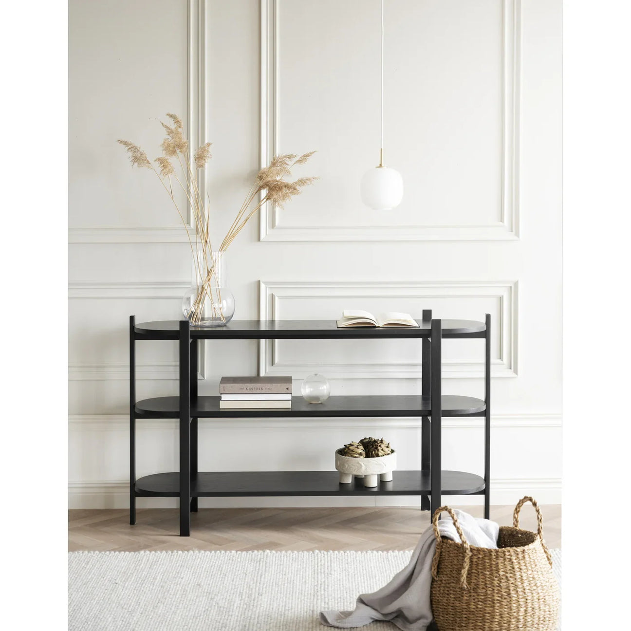 Konsollbord i gang  med dekor – smalt og elegant bord som gir stil og funksjon.