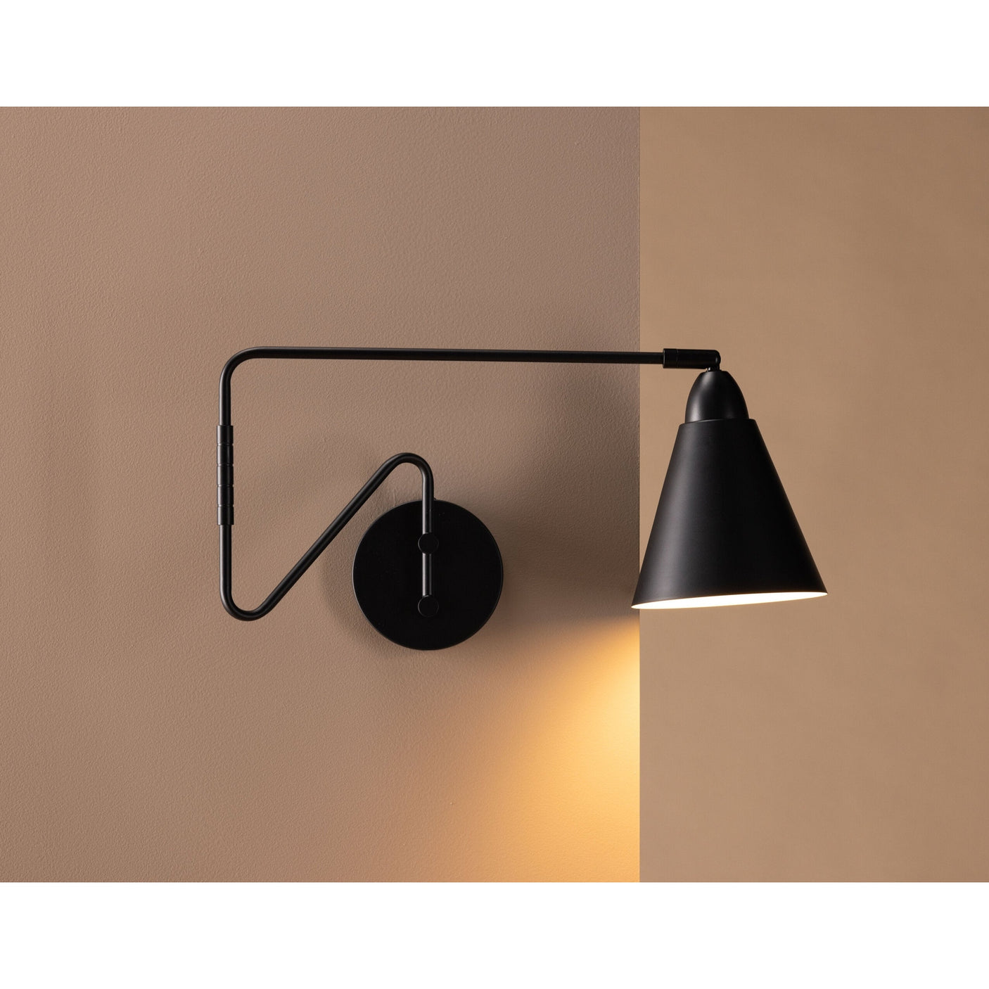 Amicola Belysning Venture Design Vegglampe