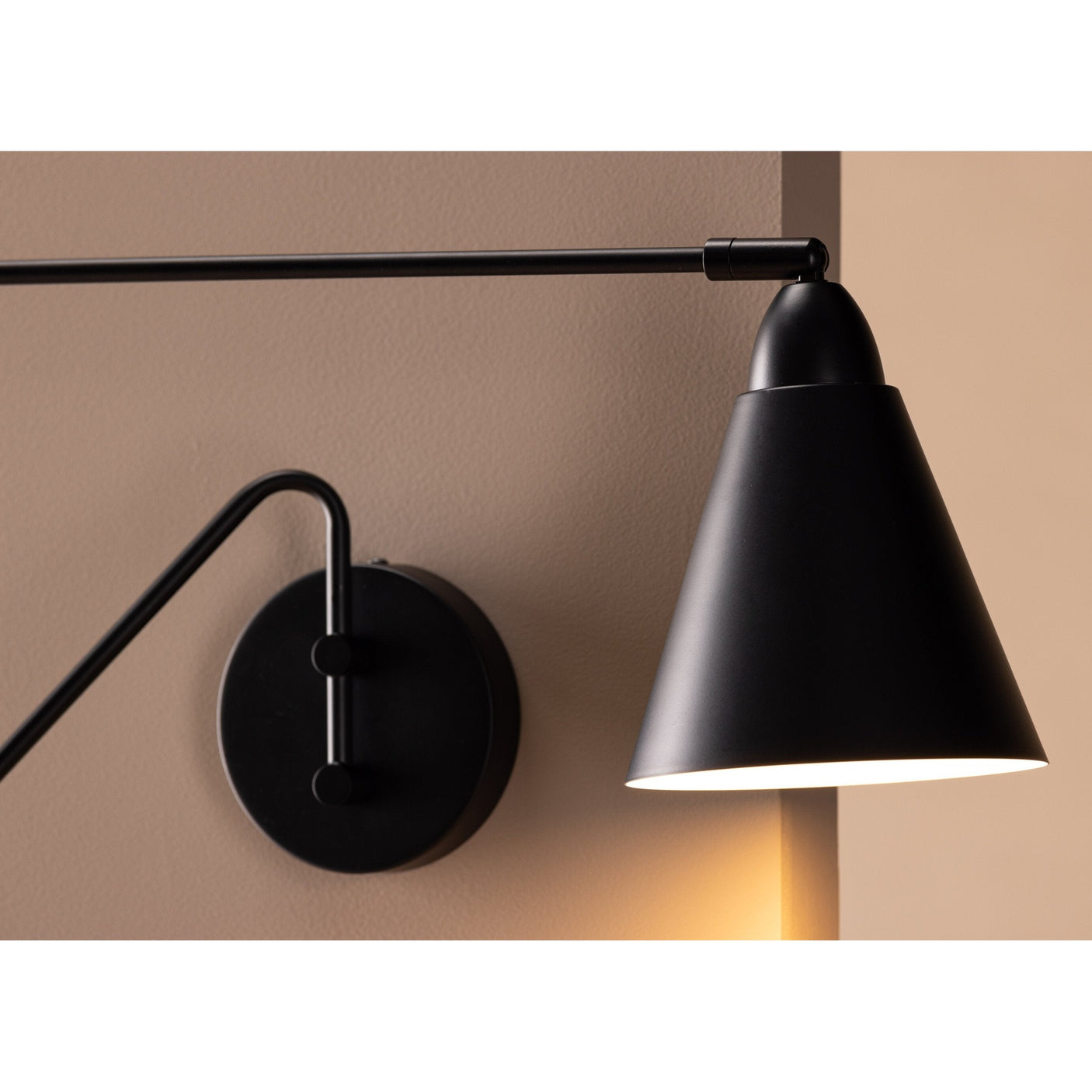 Amicola Belysning Venture Design Vegglampe