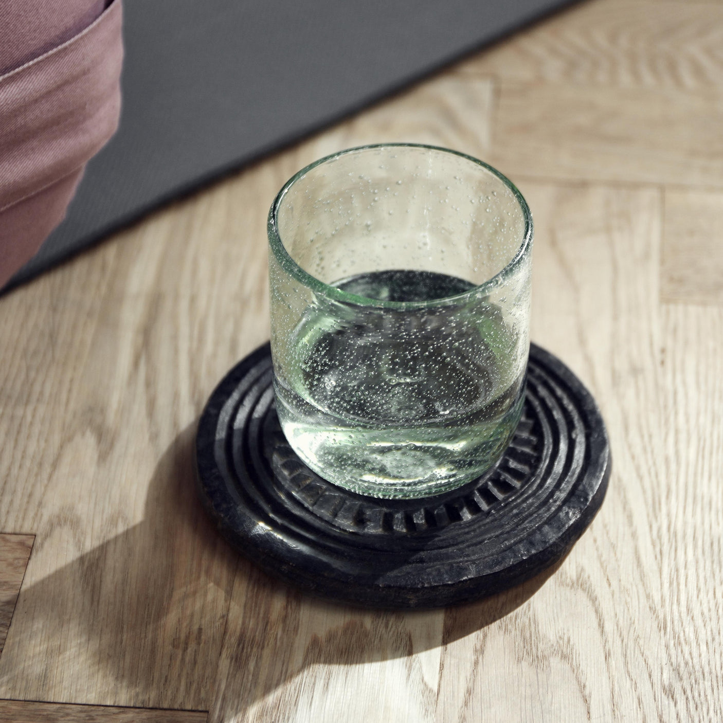 STONE runde bordskåner i stein m/mønster - mørkbrun Nordal DECO ITEMS