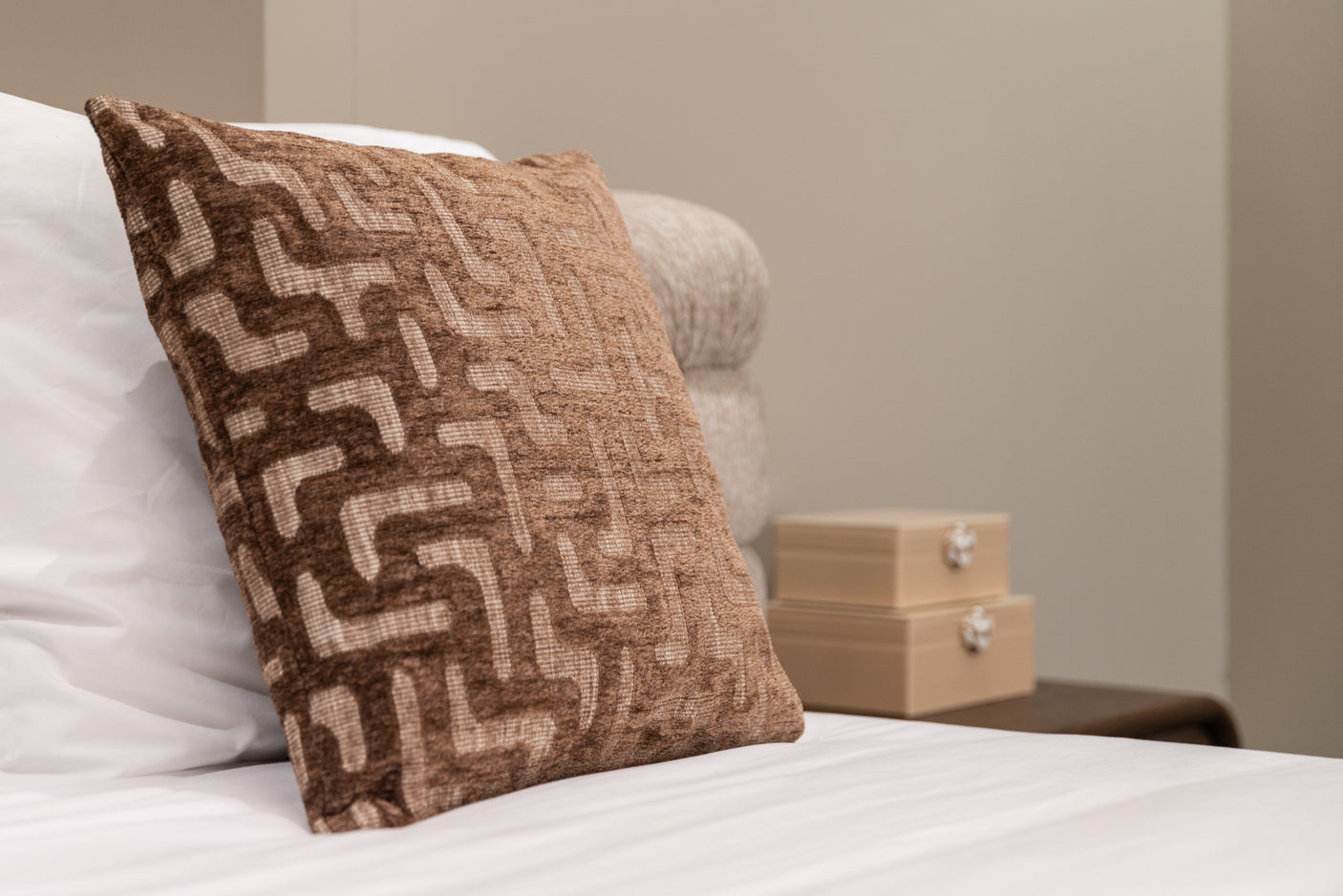 Pute Ivy brun labyrint Richmond Interiors Pute