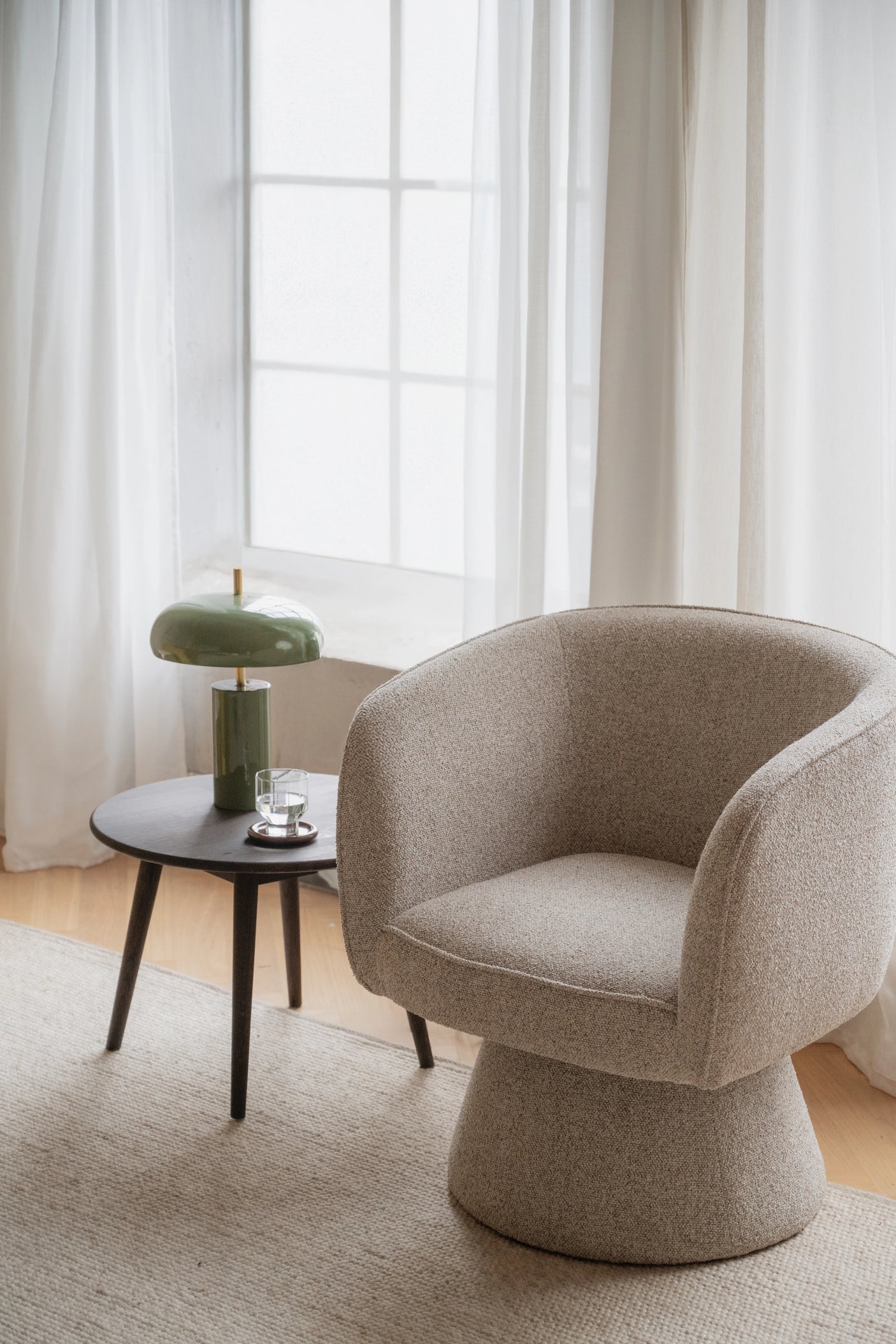 Sofa stol Shoreham i beige stoff, roterbar Rowico Sofa chairs