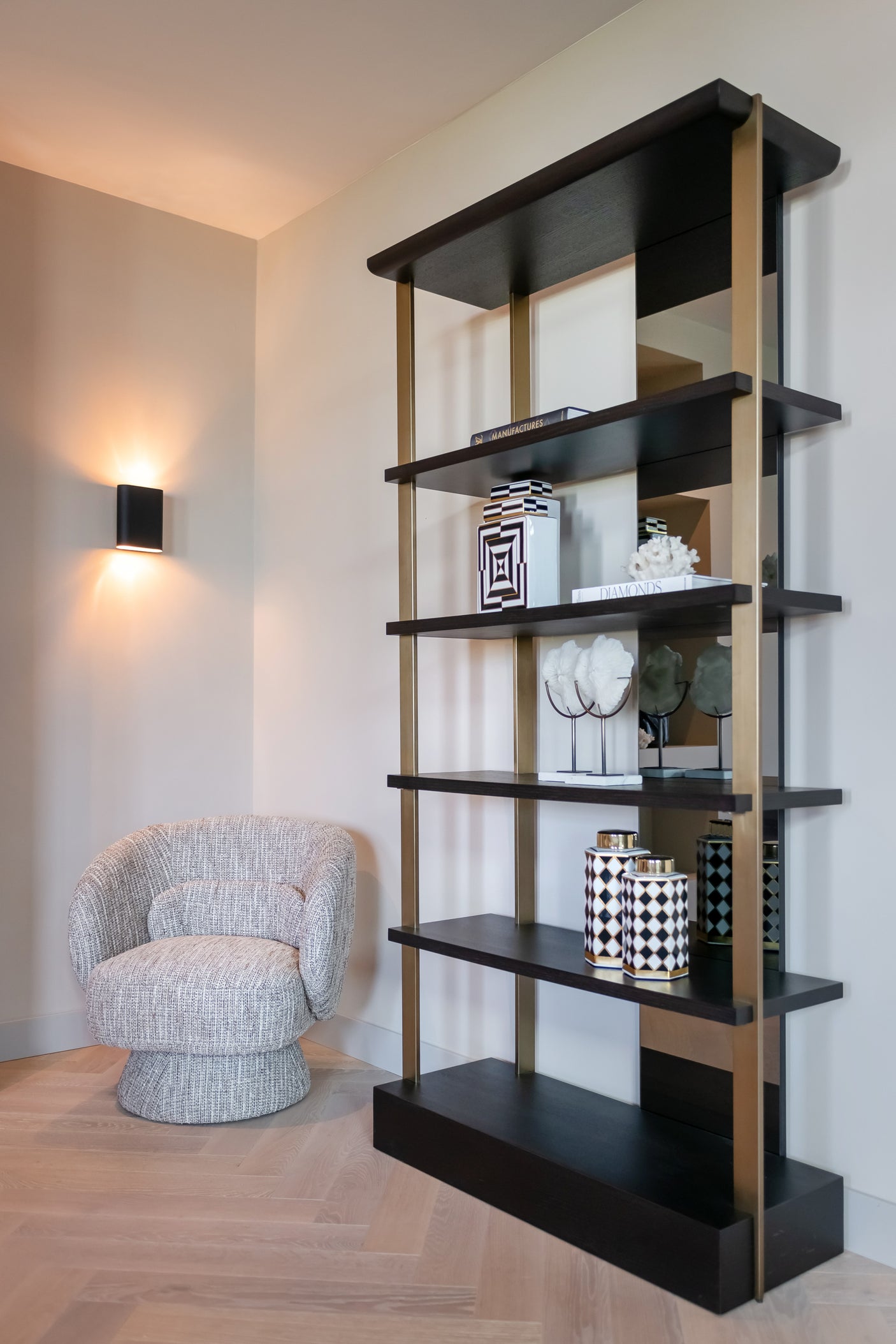 Utstillingsskap Alexander Jones kullfarget Rigley Richmond Interiors Vitrineskap