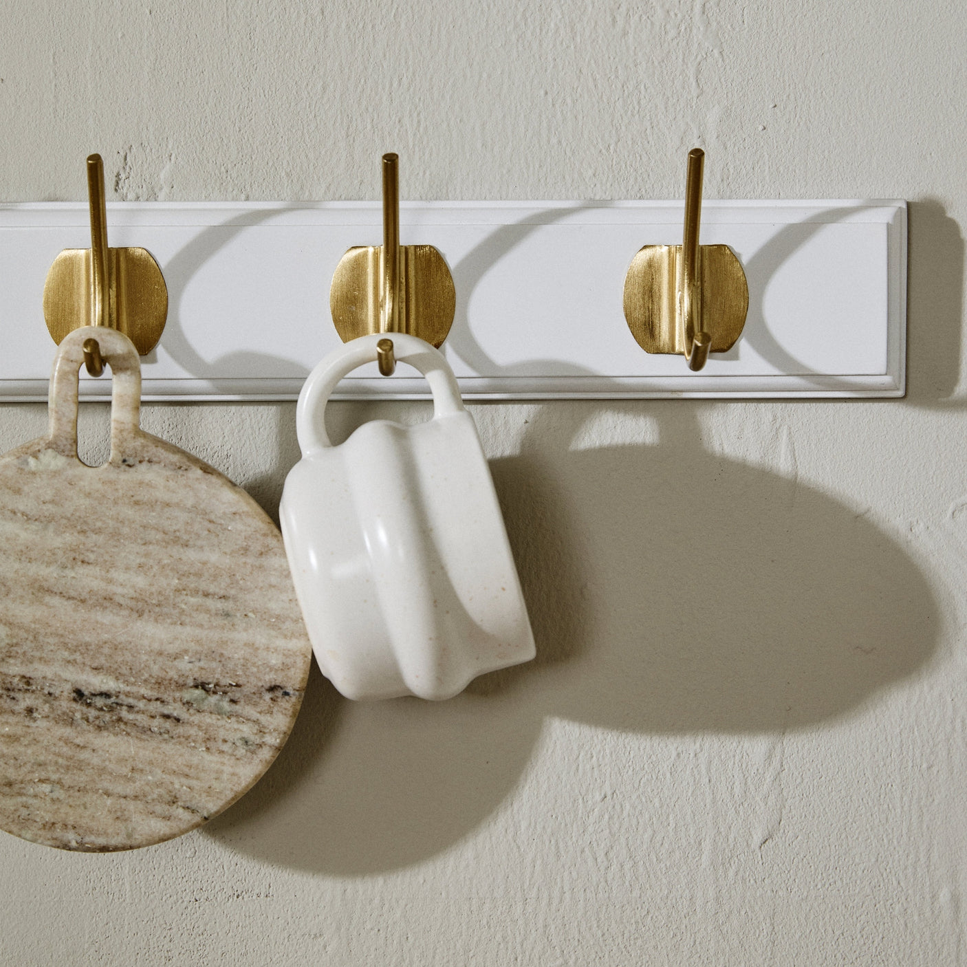 EDGY knagerække i tre med 6 brass knager - 60 cm - hvit Nordal COAT RACKS