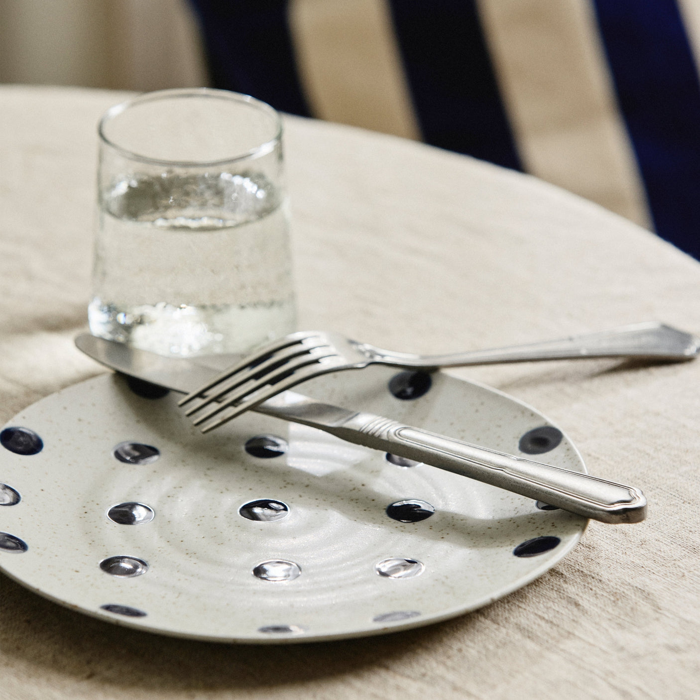 GRAINY Lunsjplaten i keramikk - ø21 cm - sand/blå Nordal TABLEWARE