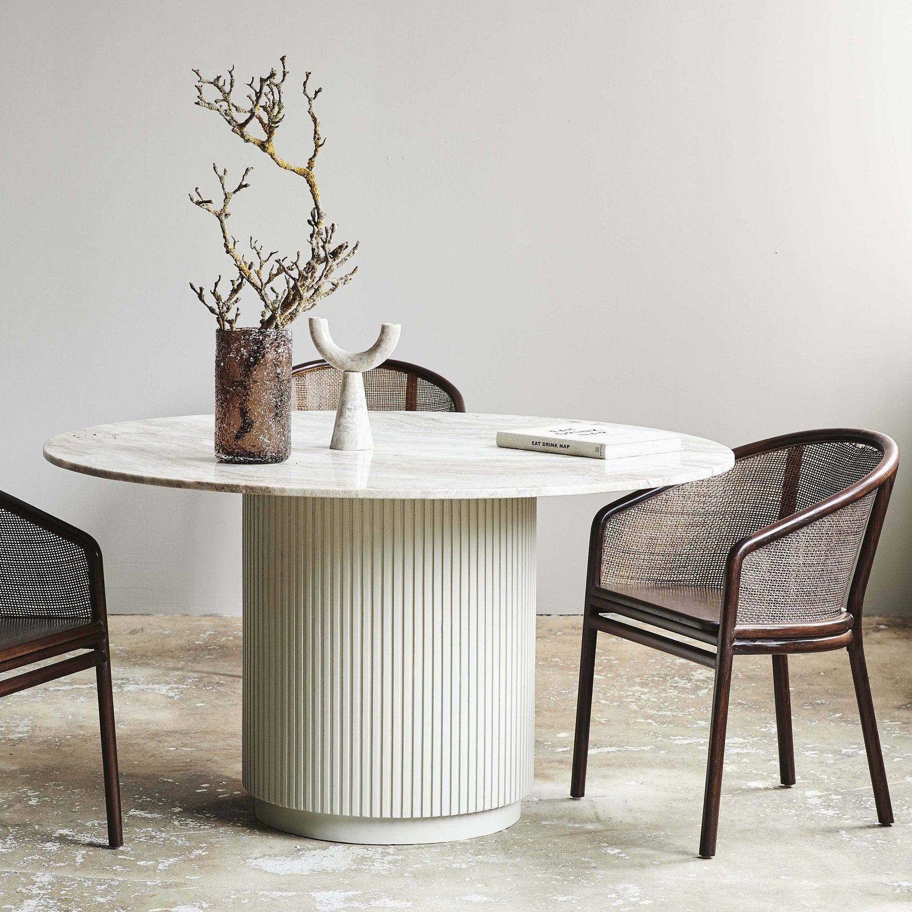 ERIE rundt spisebord i tre og marmor - ø140 cm - rå hvit, brun, beige Nordal TABLES