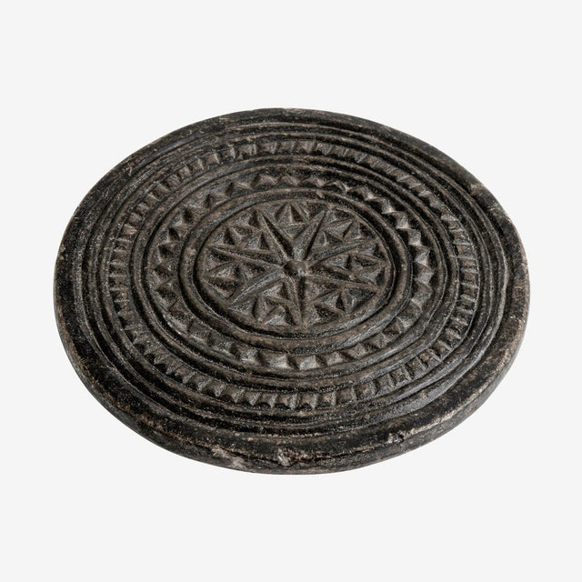 STONE runde bordskåner i stein m/mønster - mørkbrun Nordal DECO ITEMS