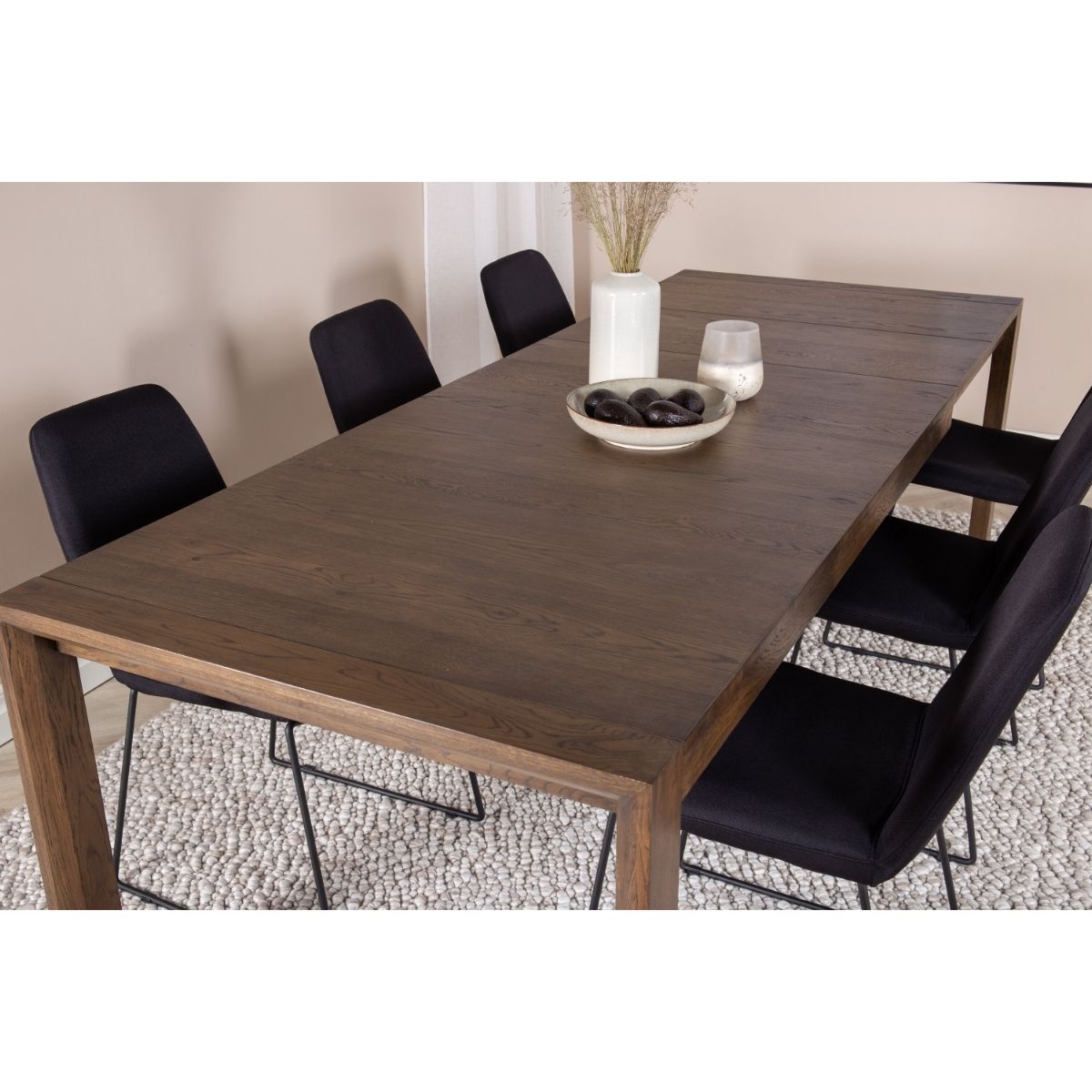 Slider and Muce dining table with Polar chairs Venture Design Spisegruppe