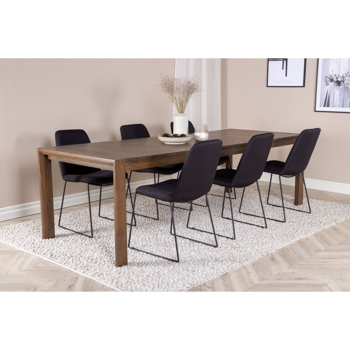 Slider and Muce dining table with Polar chairs Venture Design Spisegruppe