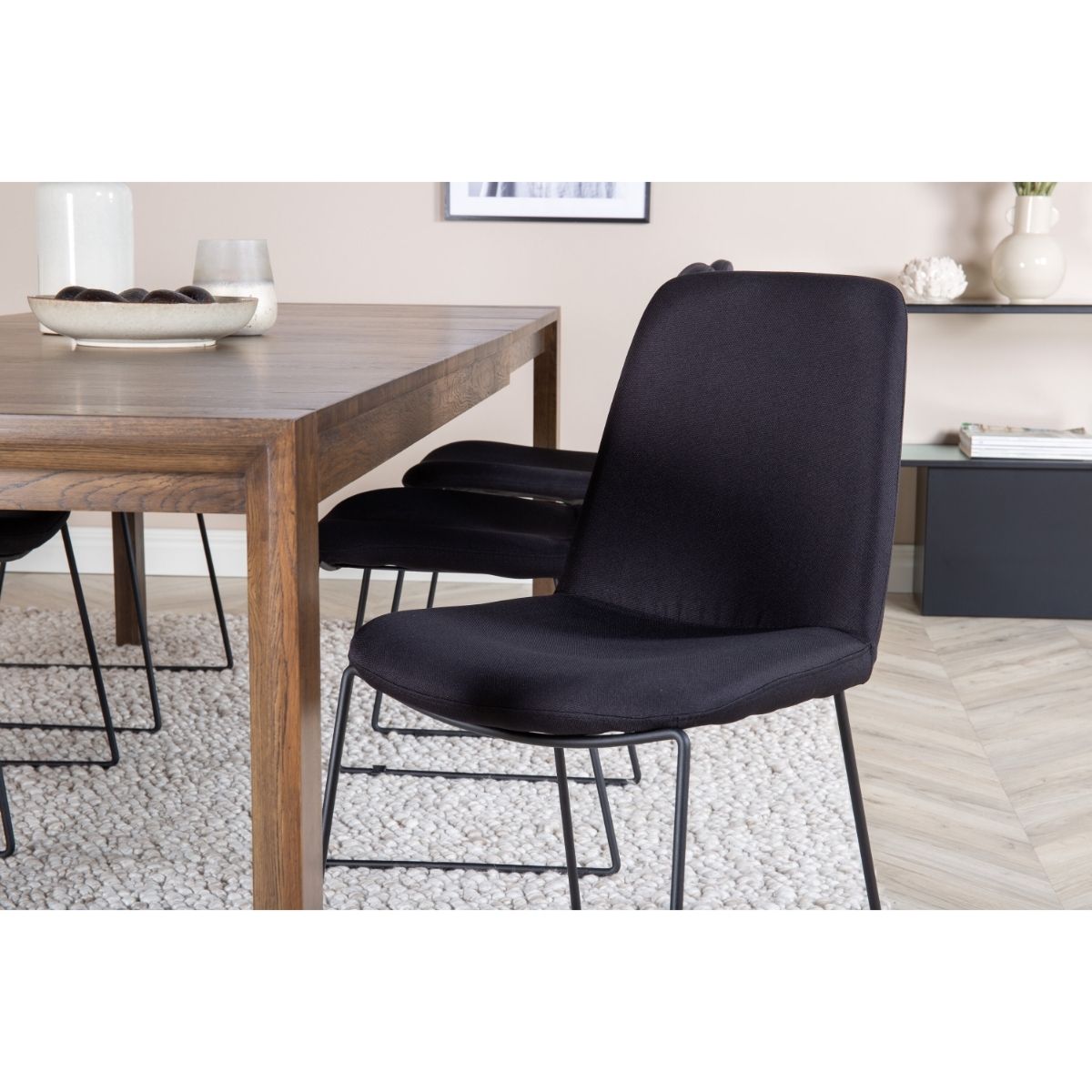 Slider and Muce dining table with Polar chairs Venture Design Spisegruppe