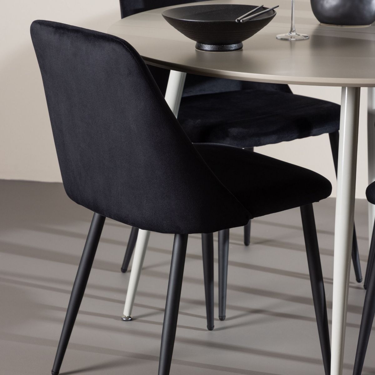 Plaza Dining Table with Night Dining Chair Venture Design Spisegruppe