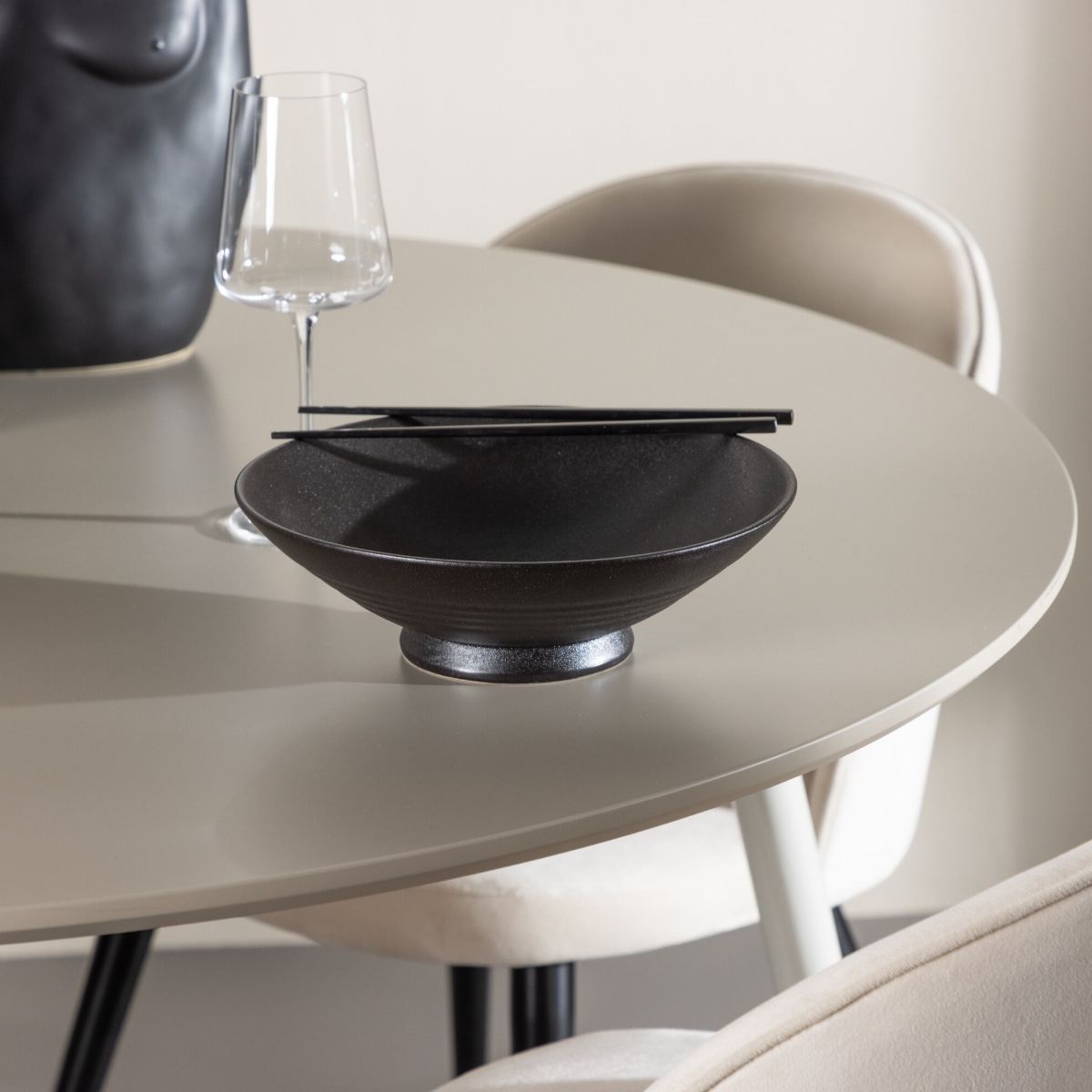 Plaza Dining Table with Velvet Dining Chair Venture Design Spisegruppe