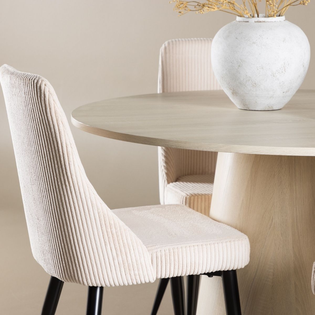 Lanzo Dining Table with Leone Dining Chair Venture Design Spisegruppe
