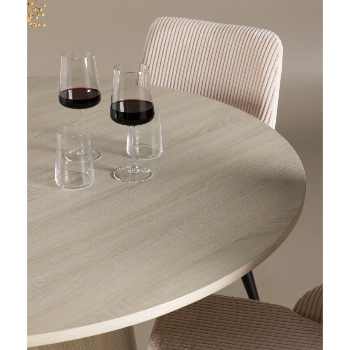 Lanzo Dining Table with Leone Dining Chair Venture Design Spisegruppe