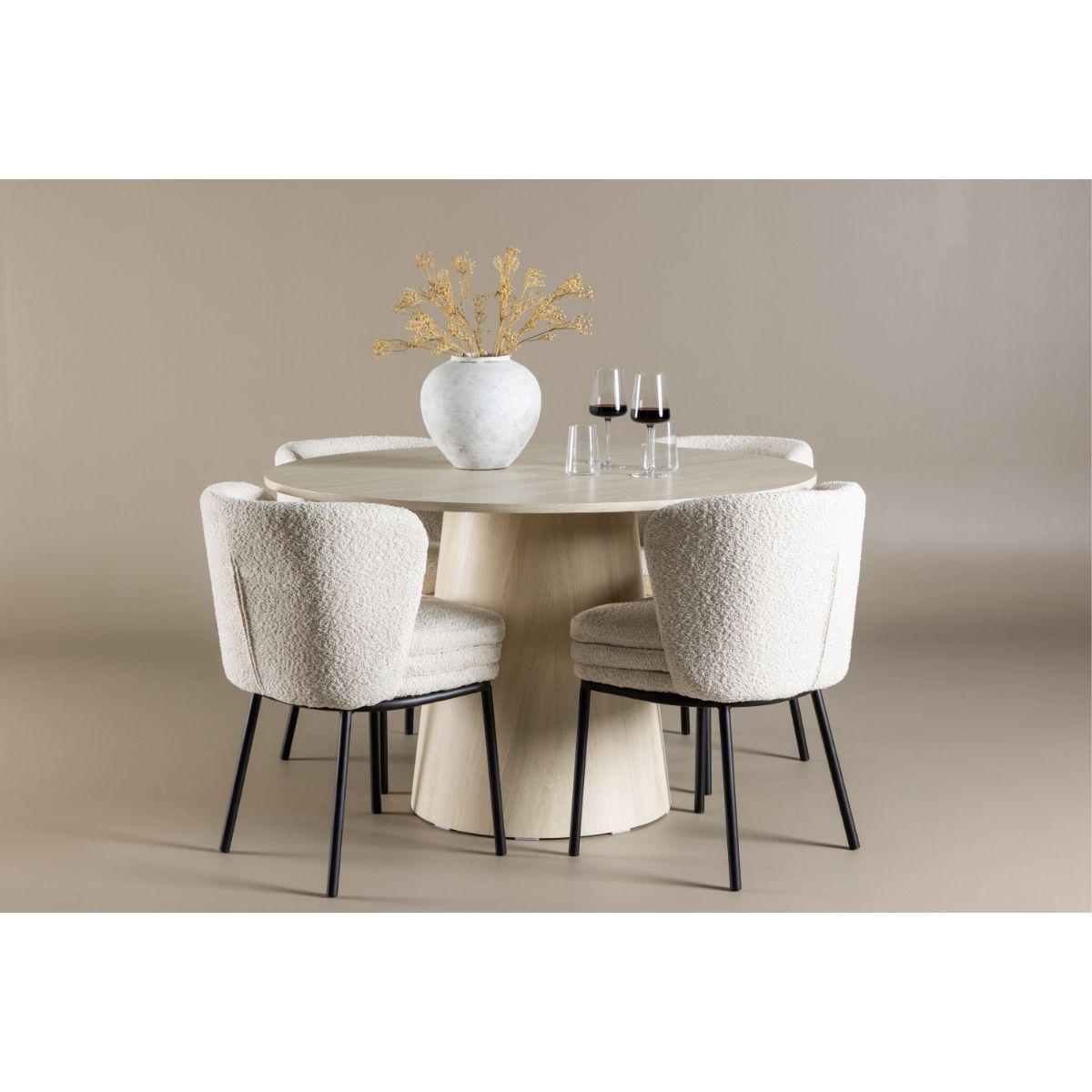 Lanzo Dining Table with Agnes Dining Chair Venture Design Spisegruppe