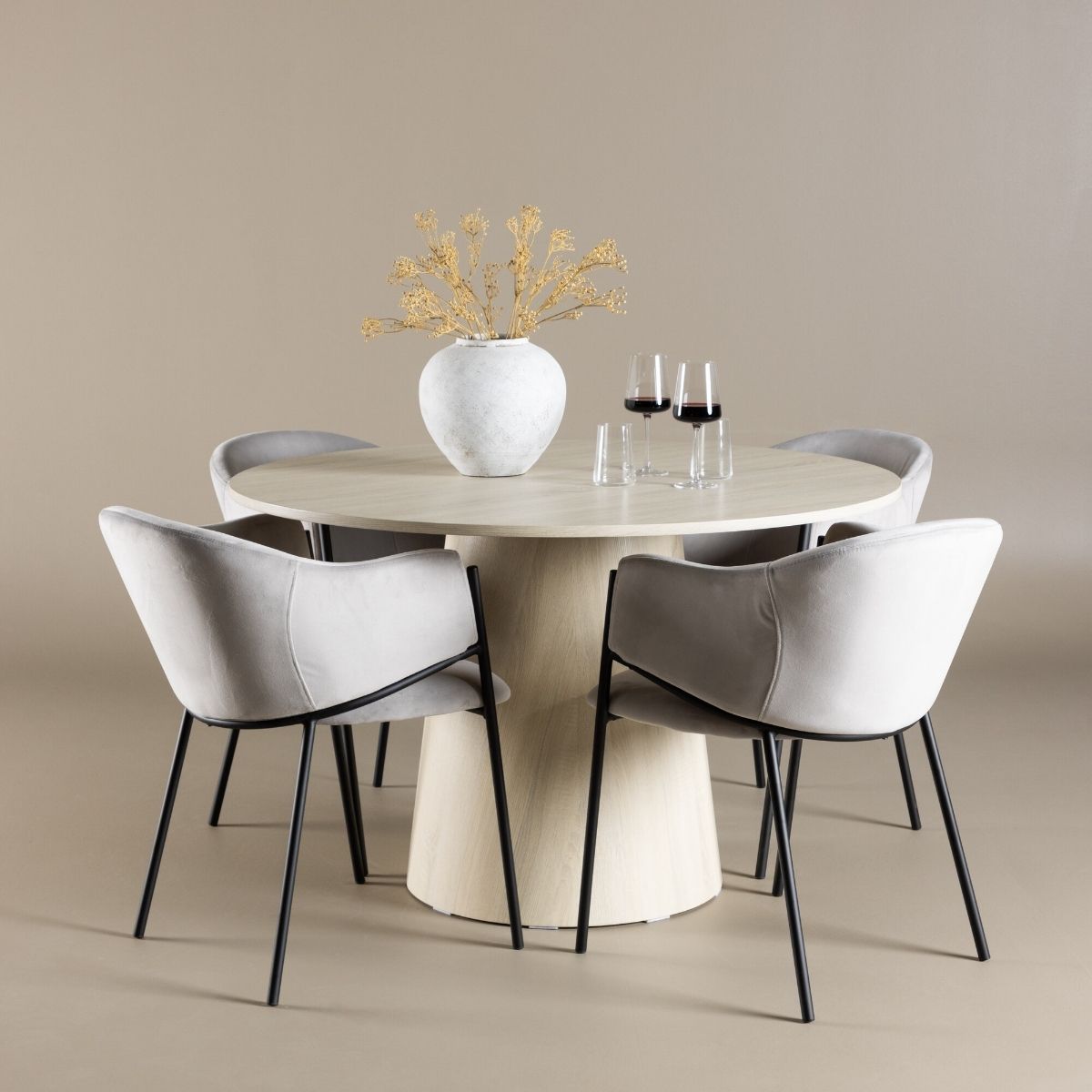 Lanzo Dining Table with Evelina Dining Chair Venture Design Spisegruppe