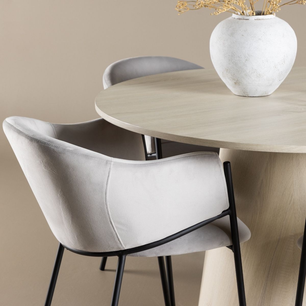 Lanzo Dining Table with Evelina Dining Chair Venture Design Spisegruppe