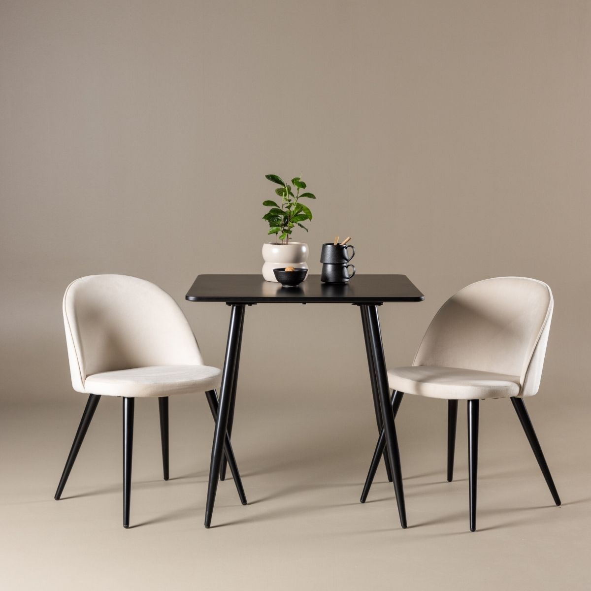 Polar Dining Table with Velvet Dining Chair Venture Design Spisegruppe