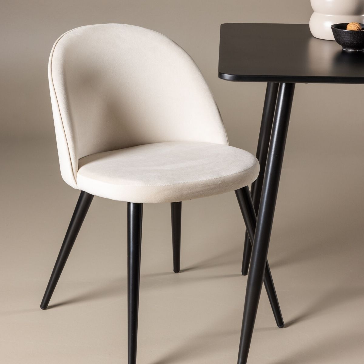 Polar Dining Table with Velvet Dining Chair Venture Design Spisegruppe