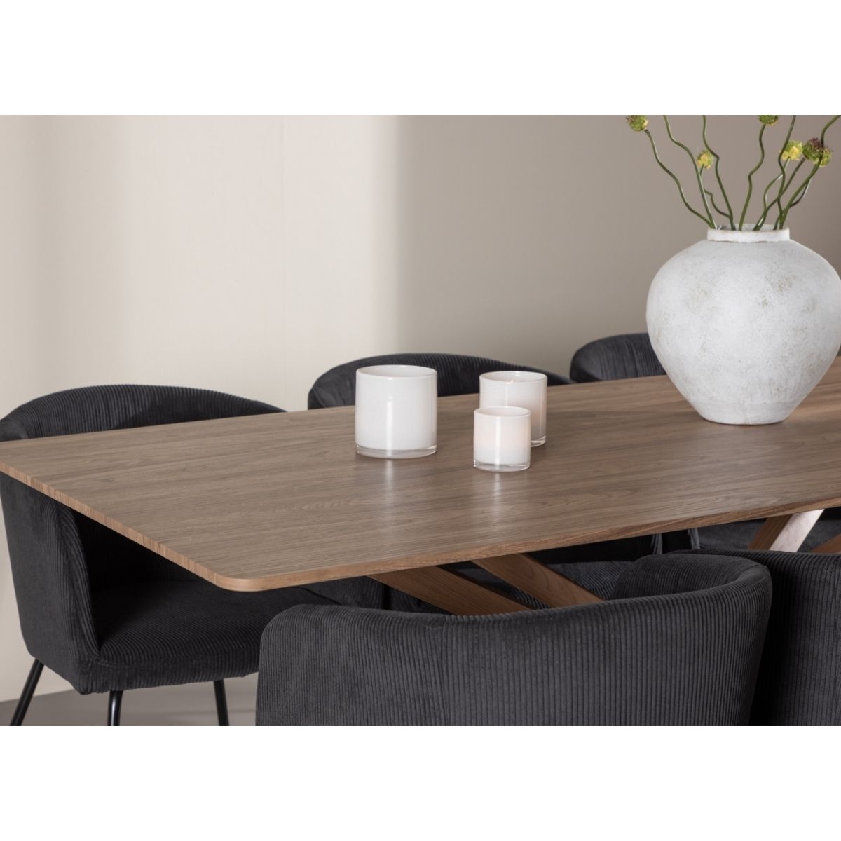 Piazza Dining Table with Berit Dining Chair Venture Design Spisegruppe