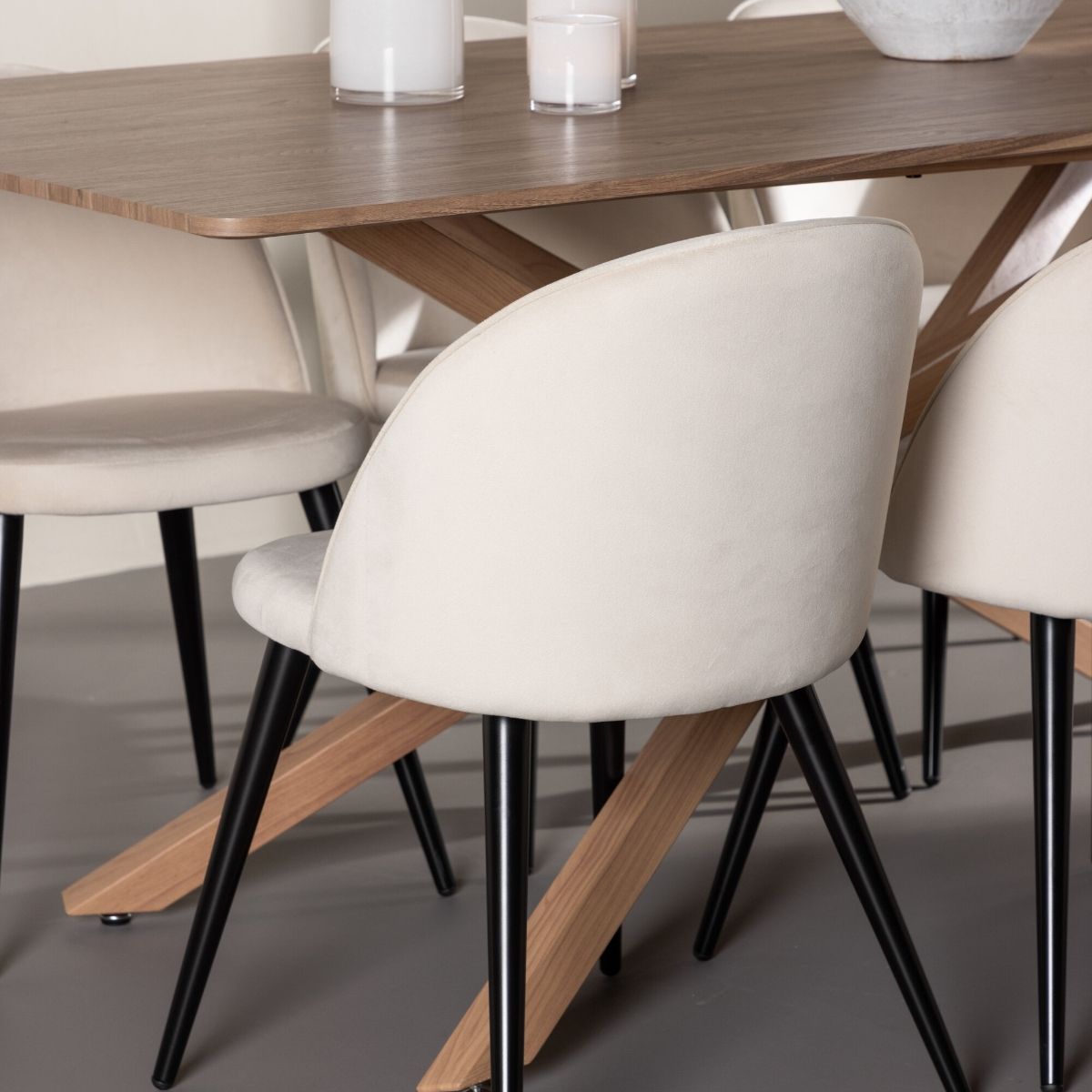 Piazza Dining Table with Velvet Dining Chair Venture Design Spisegruppe