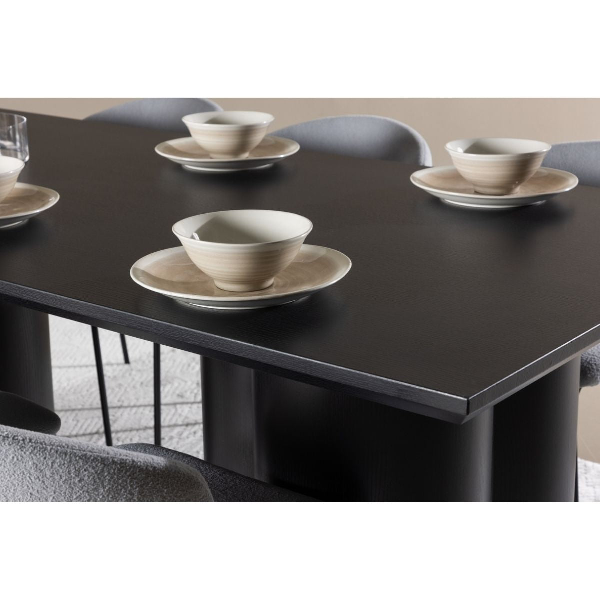 Olivia Dining Table with Chico Dining Chair Venture Design Spisegruppe