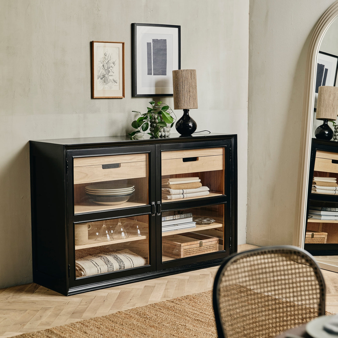 VIVA vitrineskap i tre, lav modell med 2 låser - sort/naturlig Nordal CABINETS