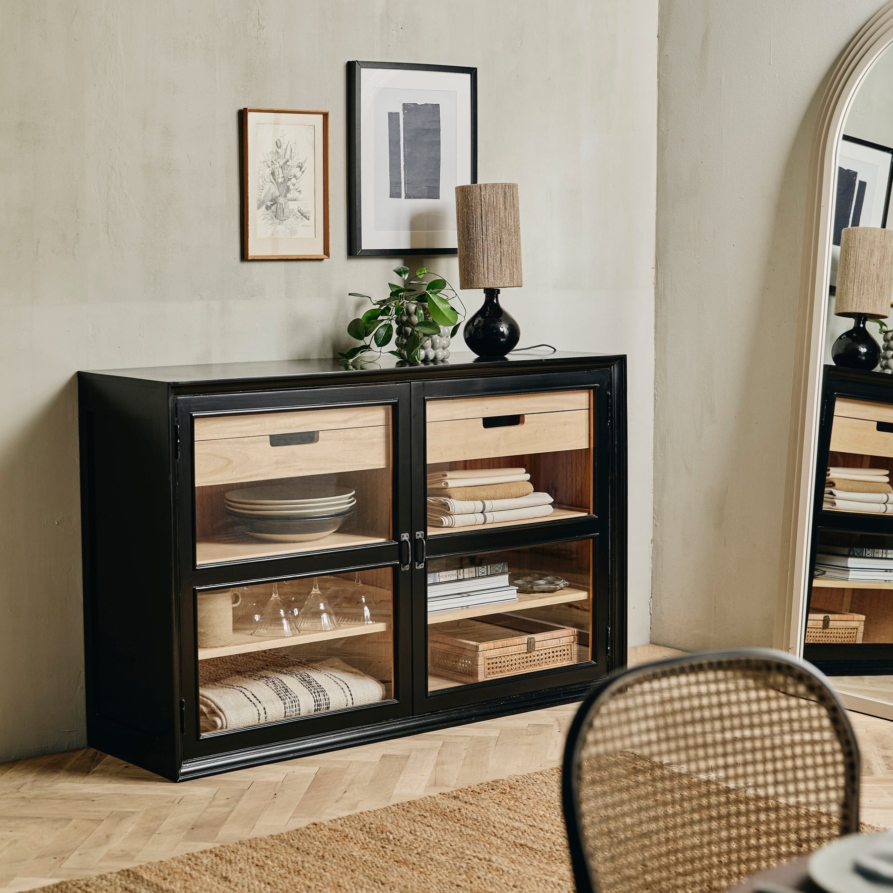 VIVA vitrineskap i tre, lav modell med 2 låser - sort/naturlig Nordal CABINETS