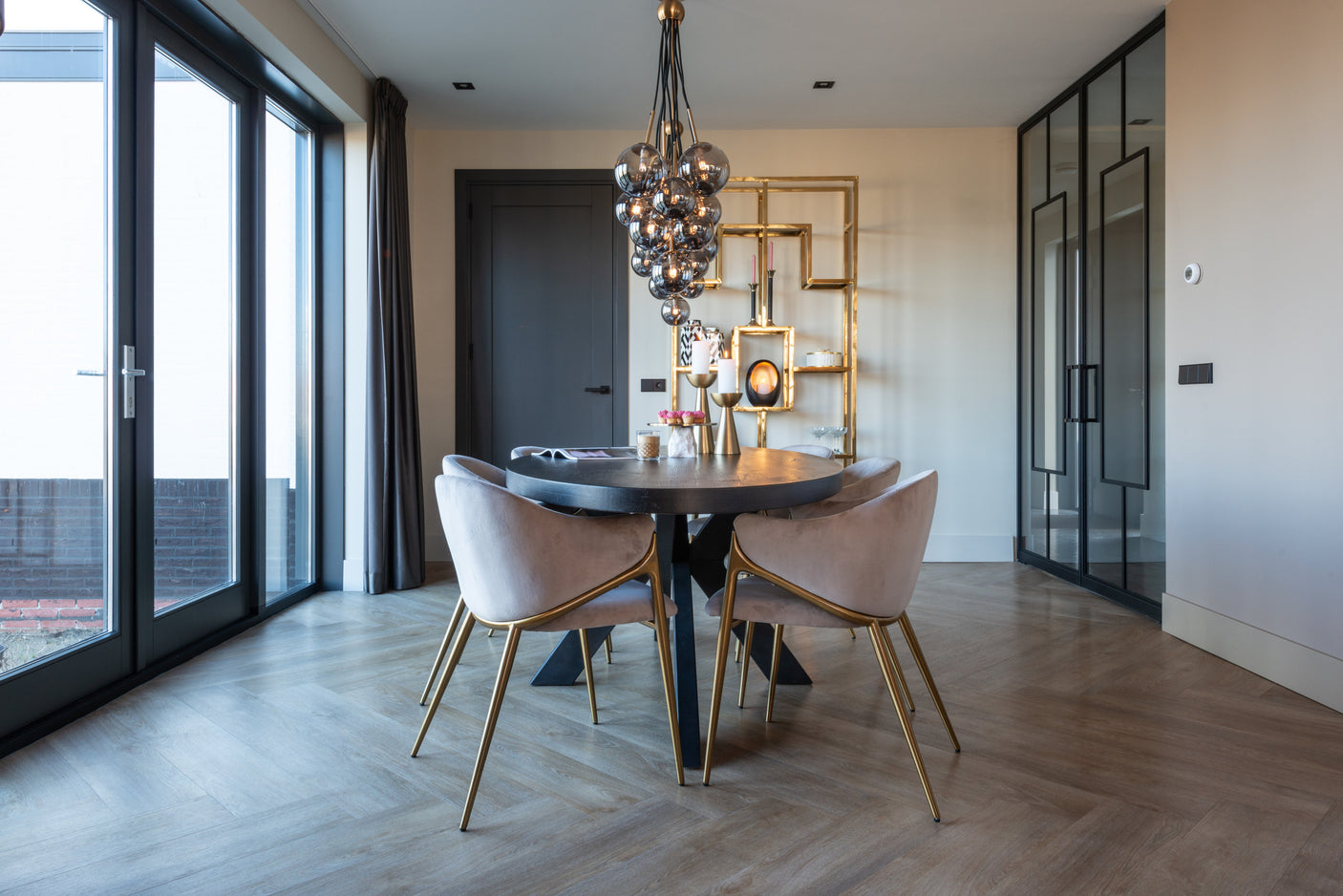 Vitrineskap Magnus gull Richmond Interiors Vitrineskap
