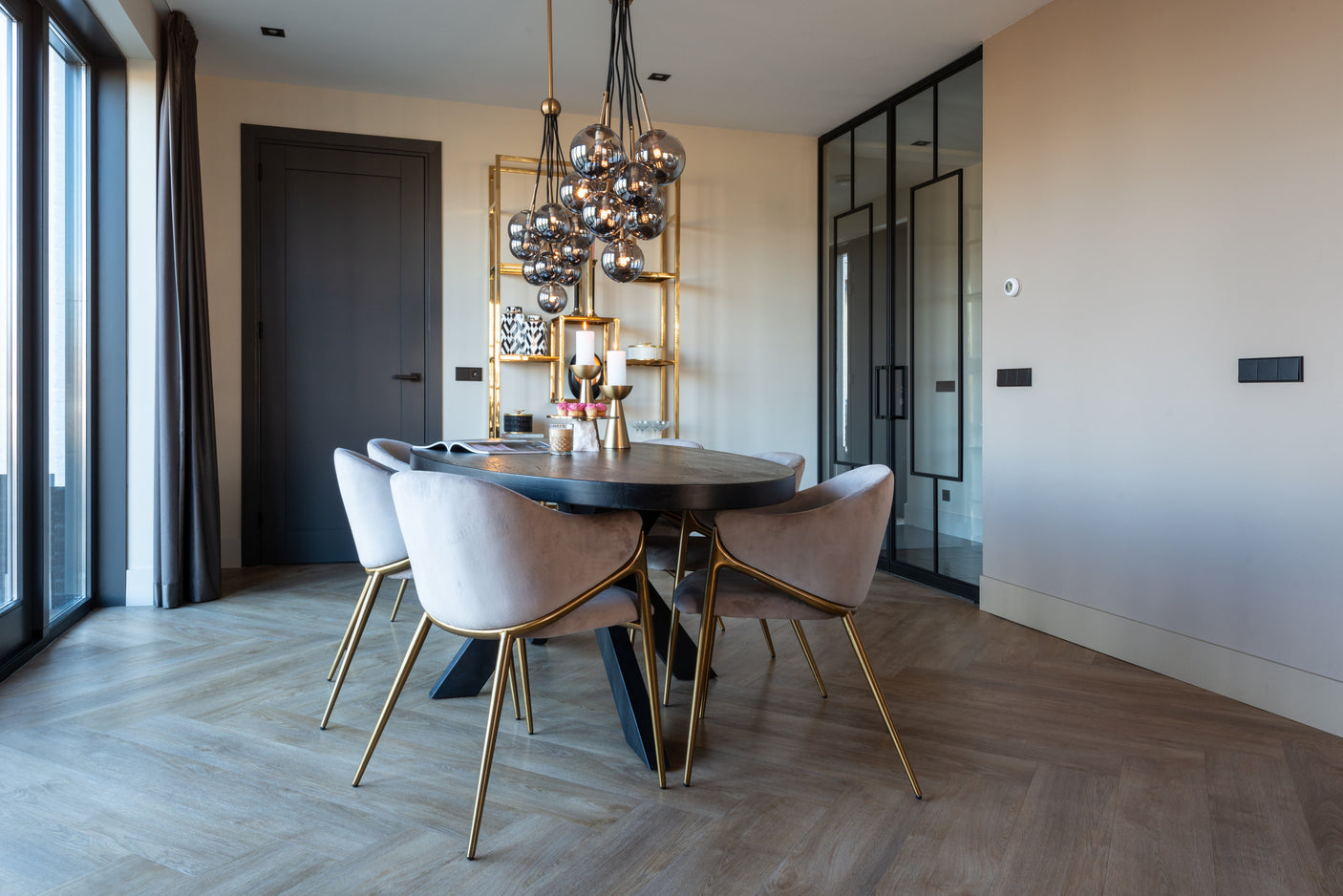 Vitrineskap Magnus gull Richmond Interiors Vitrineskap