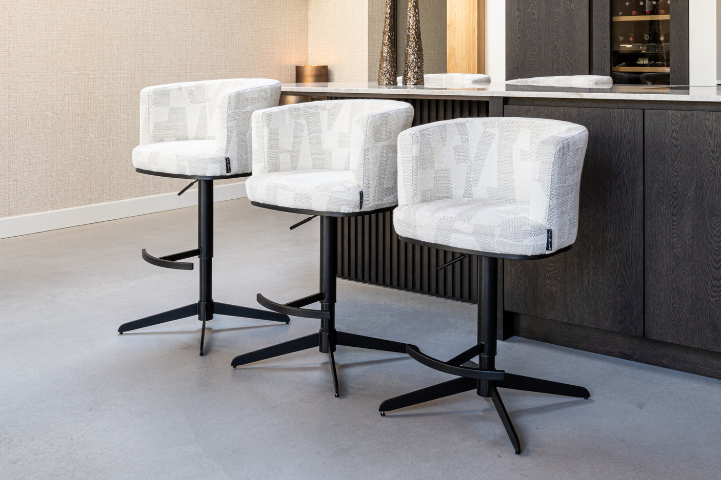 Barkrakk Cheyenne beige graffic svingbar Richmond Interiors Barstol