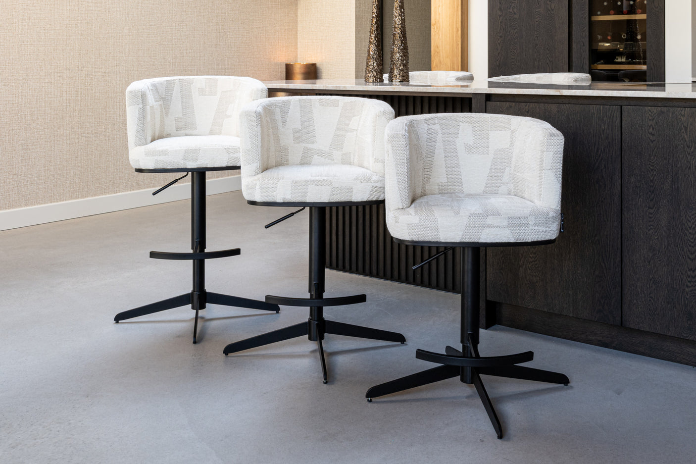 Barkrakk Cheyenne beige graffic svingbar Richmond Interiors Barstol