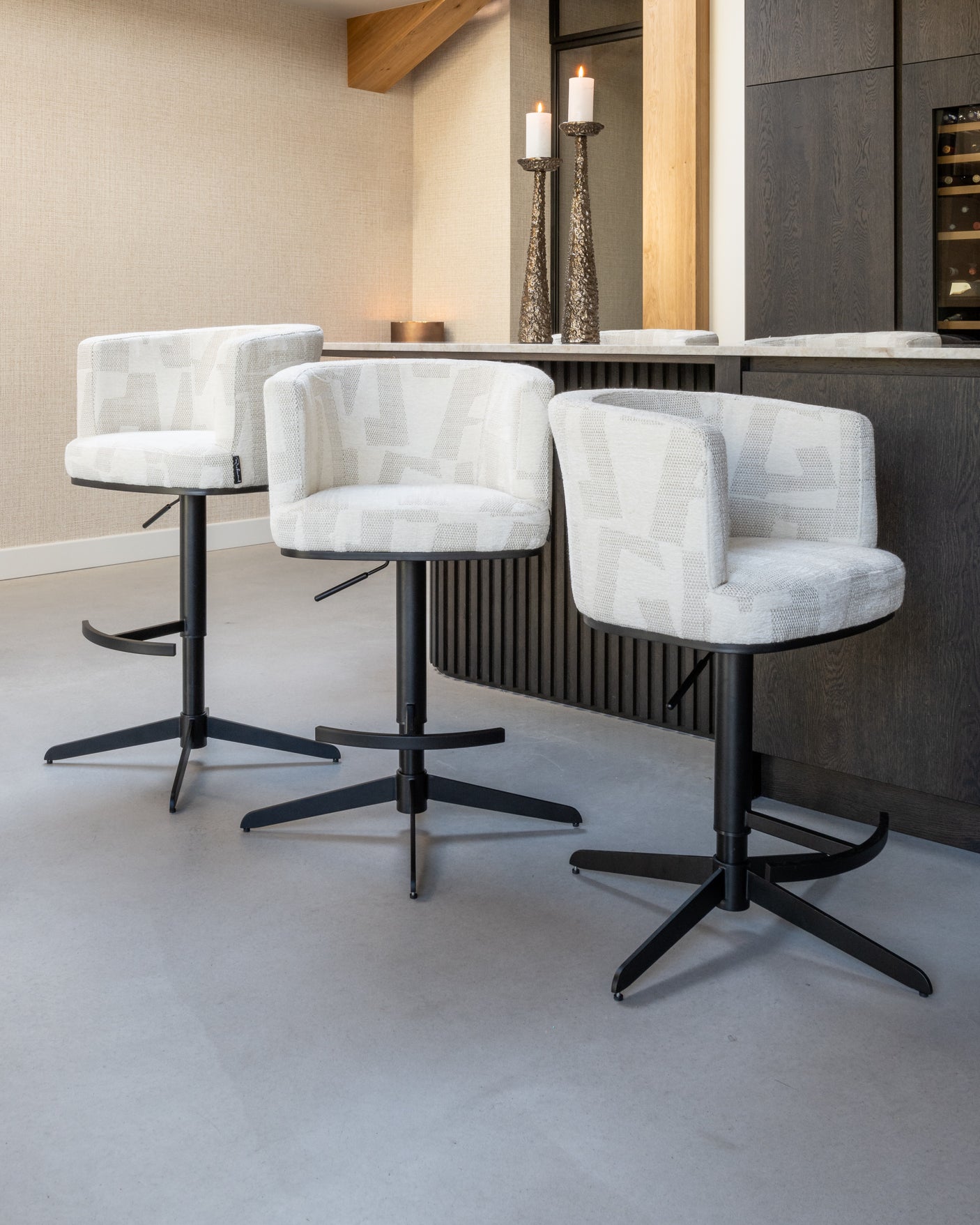 Barkrakk Cheyenne beige graffic svingbar Richmond Interiors Barstol