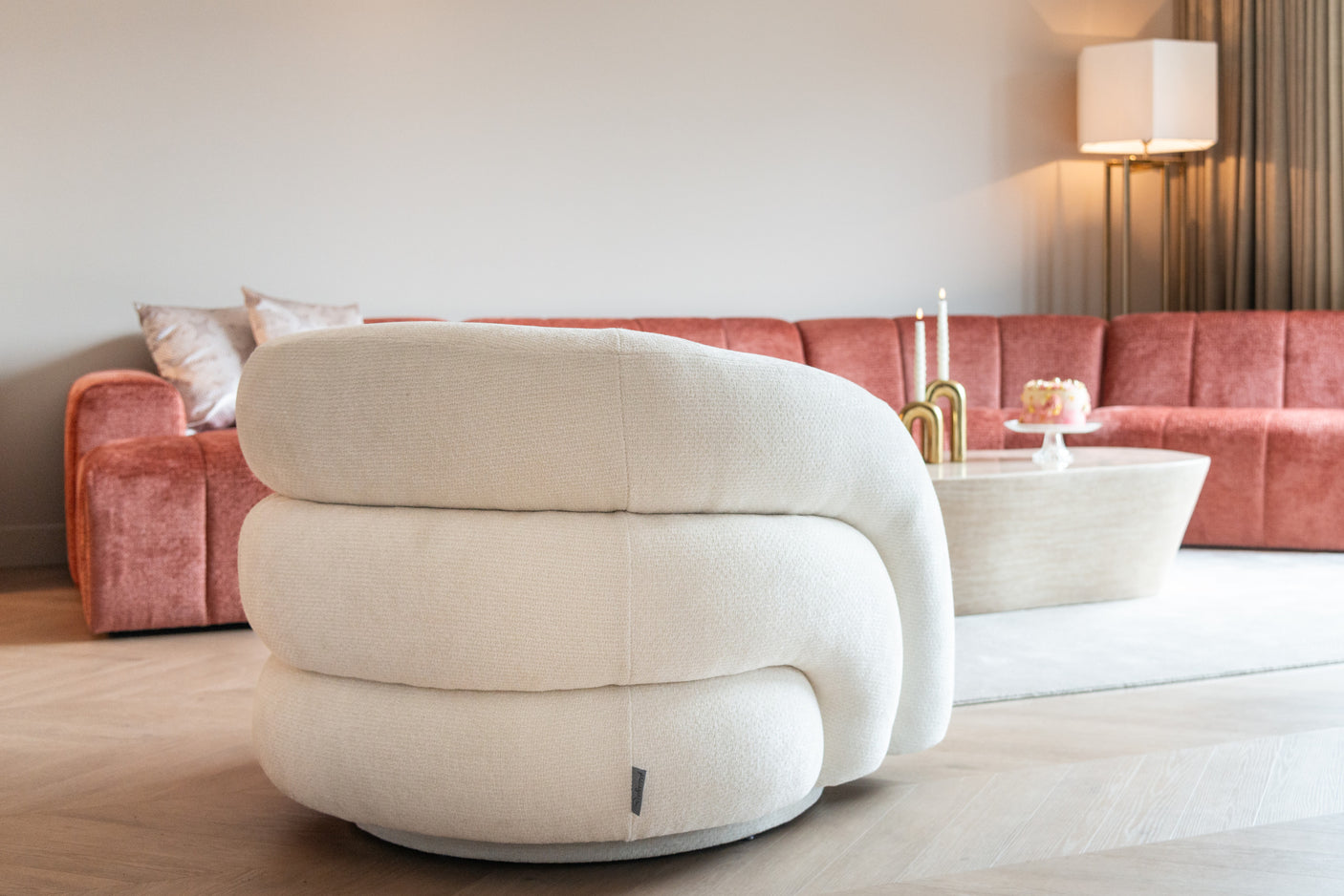 Lounge chair Arcus hvit enhjørning svingbar Richmond Interiors Lenestol