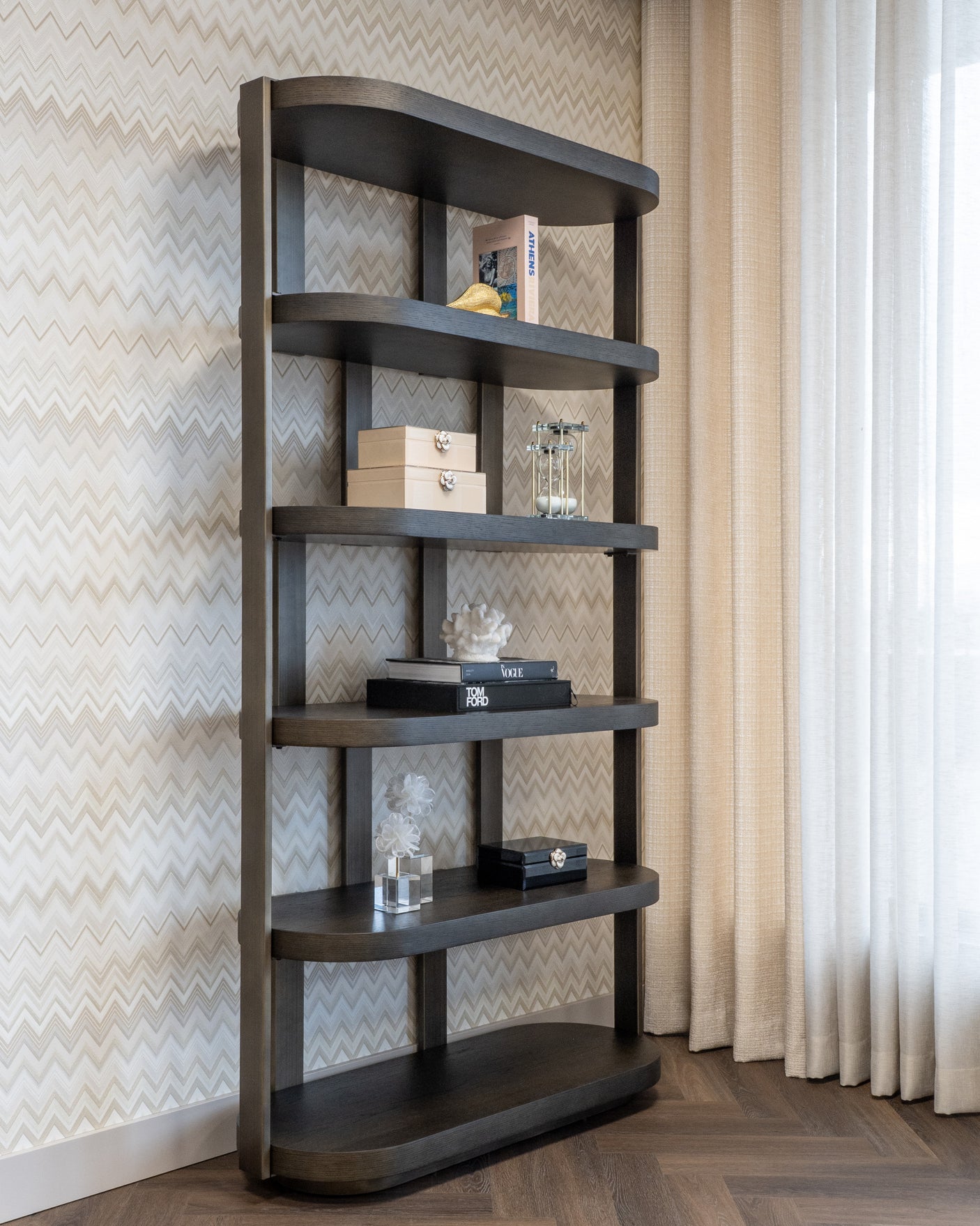 Utstillingsskap Ellington brun Richmond Interiors Vitrineskap