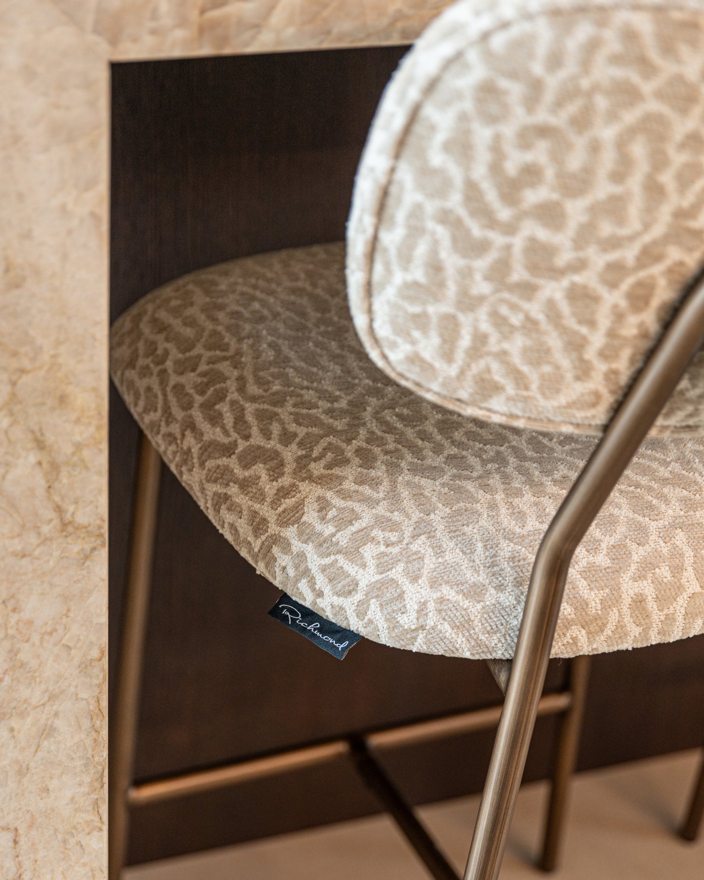 Krakk Xenia beige leopard Richmond Interiors Barstol