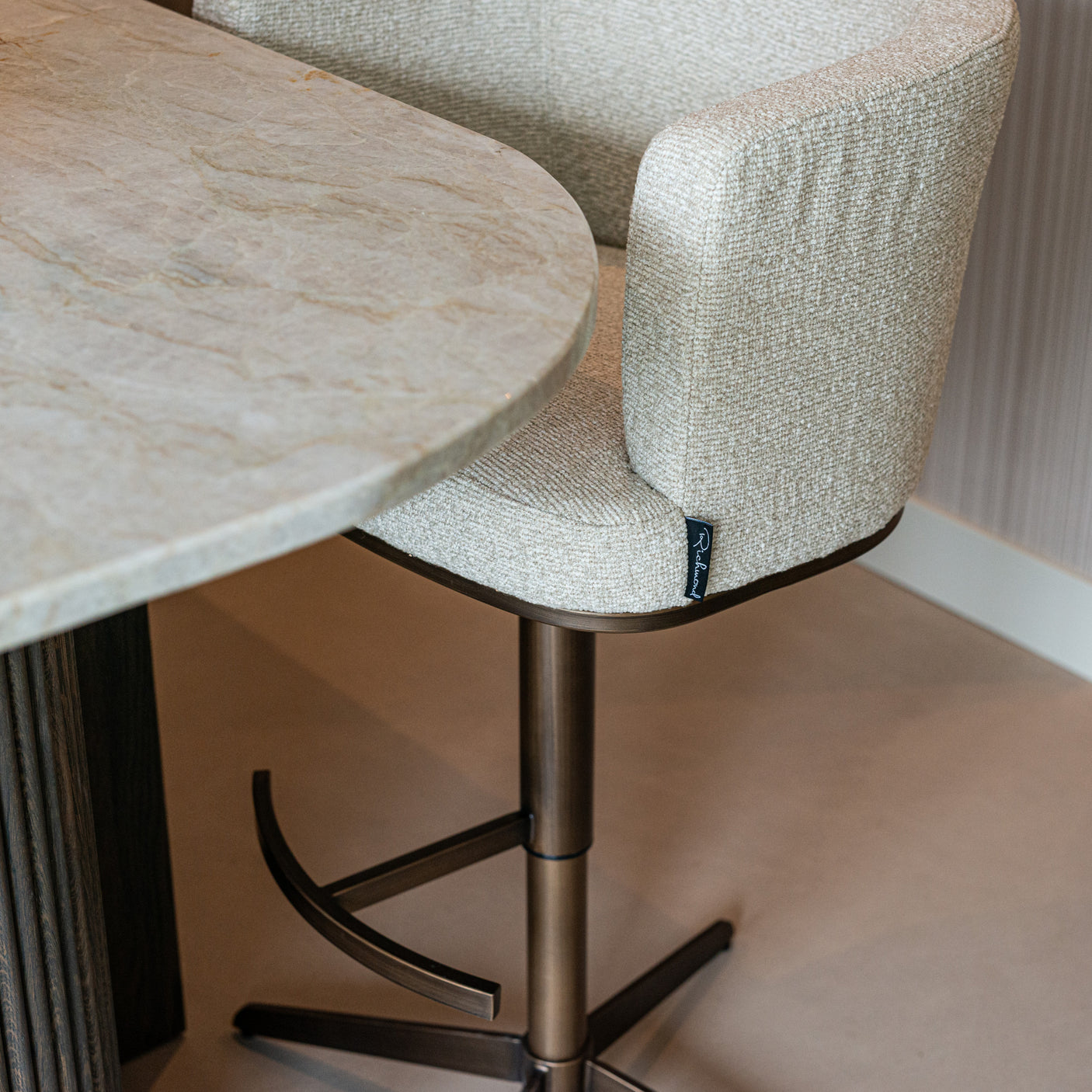 Barkrakk Cheyenne biscotti roterbar Richmond Interiors Barstol