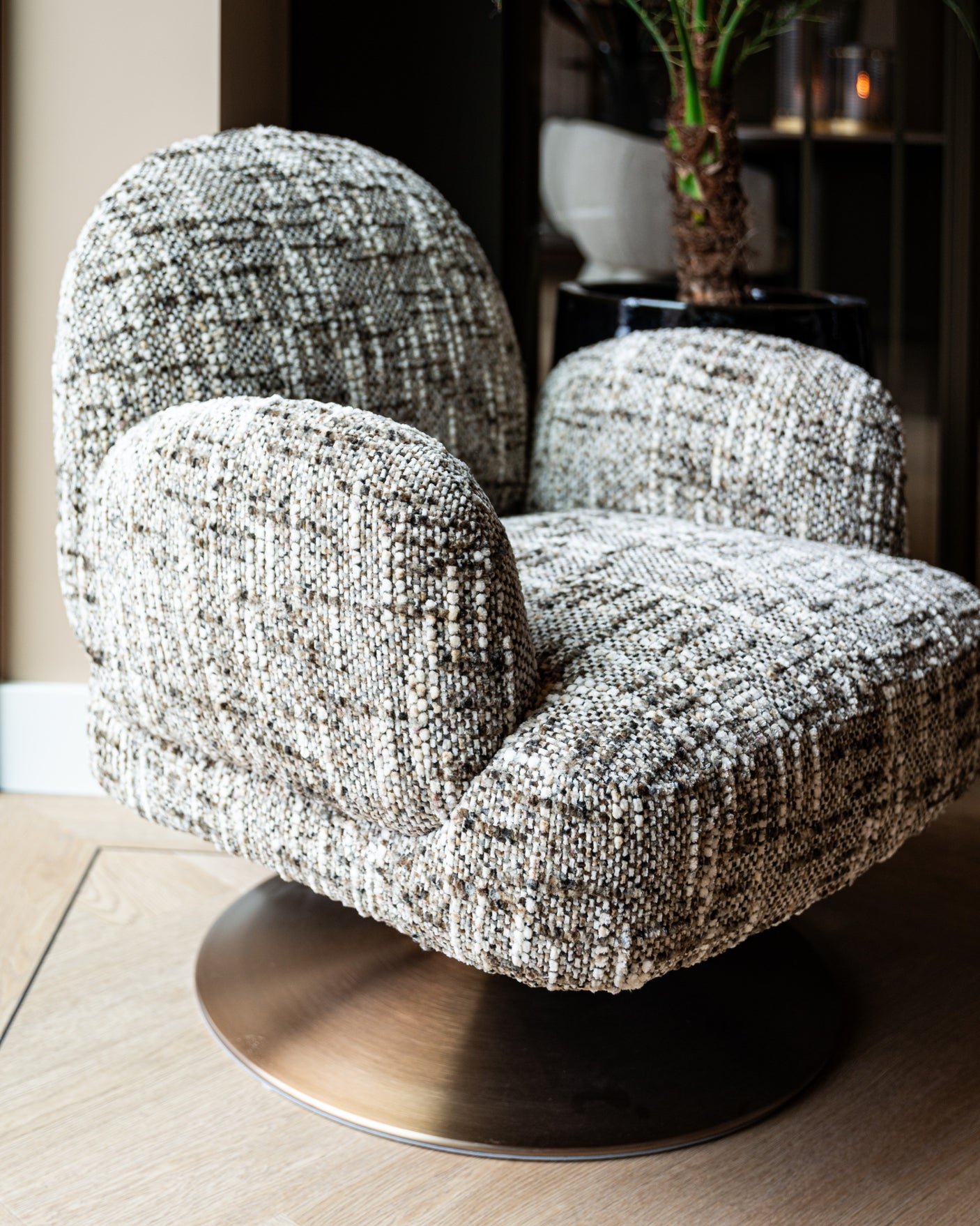 Loungestol Kagney brun omara svingbar Richmond Interiors Lenestol