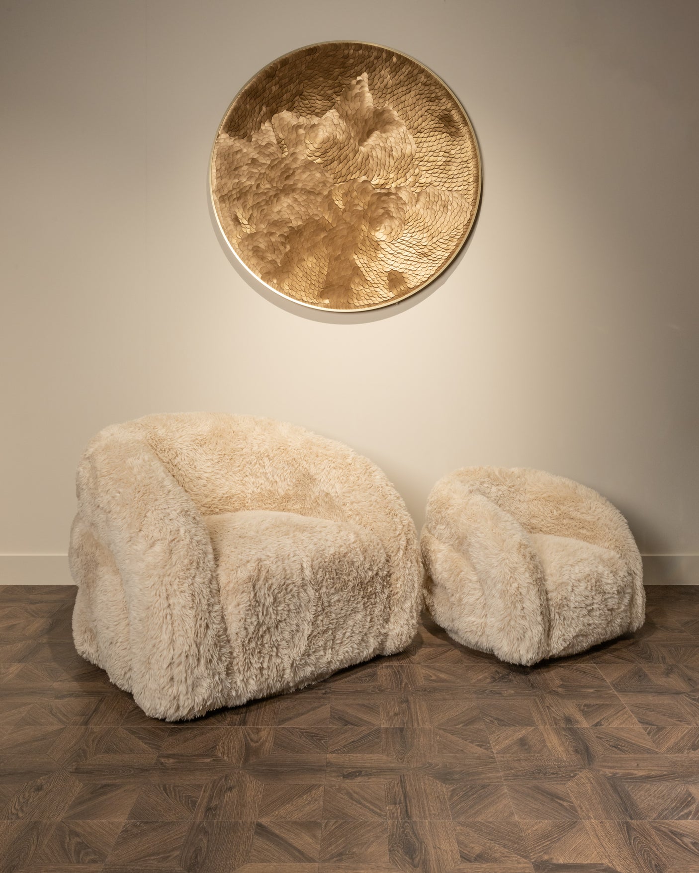 Lounge chair Lenny snakkesalig sand svingbar barn Richmond Interiors Lenestol