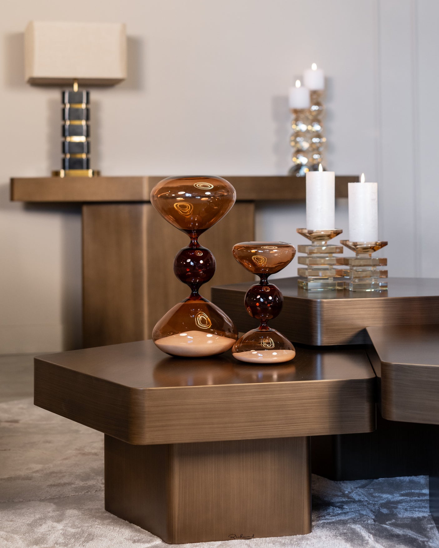 Dekorativt objekt Elba brun timeglass liten Richmond Interiors Pynteartikler