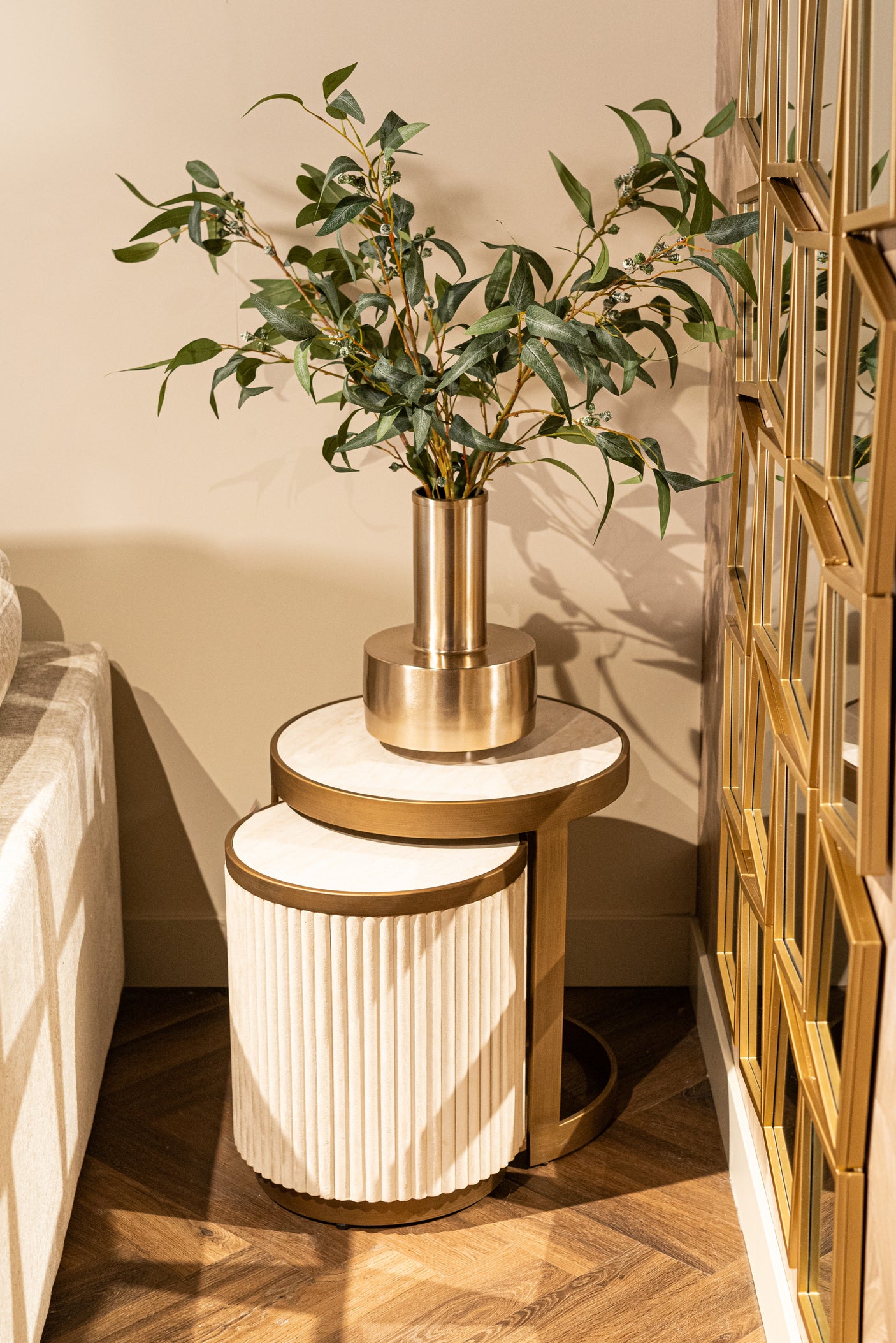 Endebord Tivoli hvit sett med 2 Richmond Interiors Sidebord