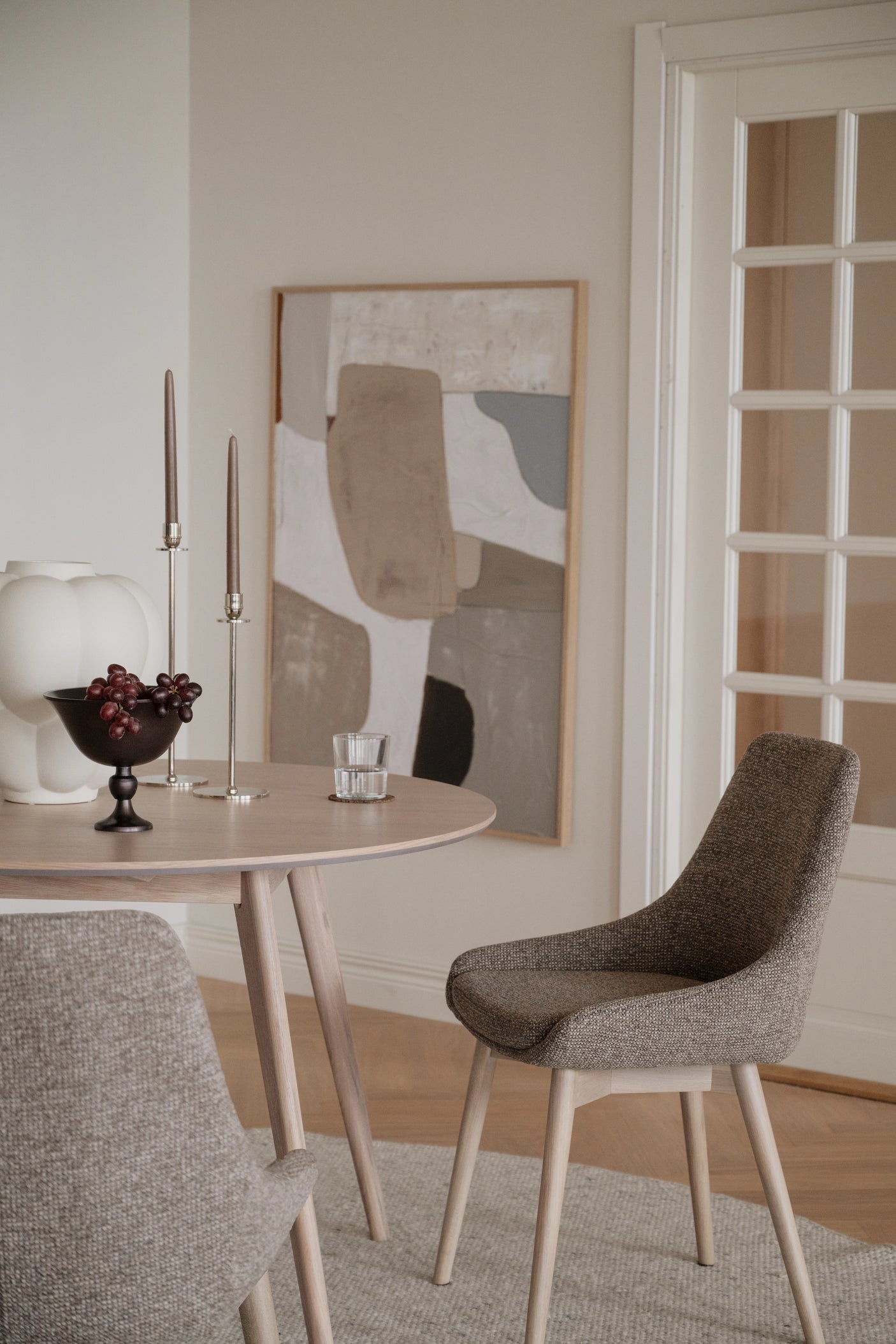 Denley stol mørk beige stoff/trebeins hvitvask Rowico Spisestol