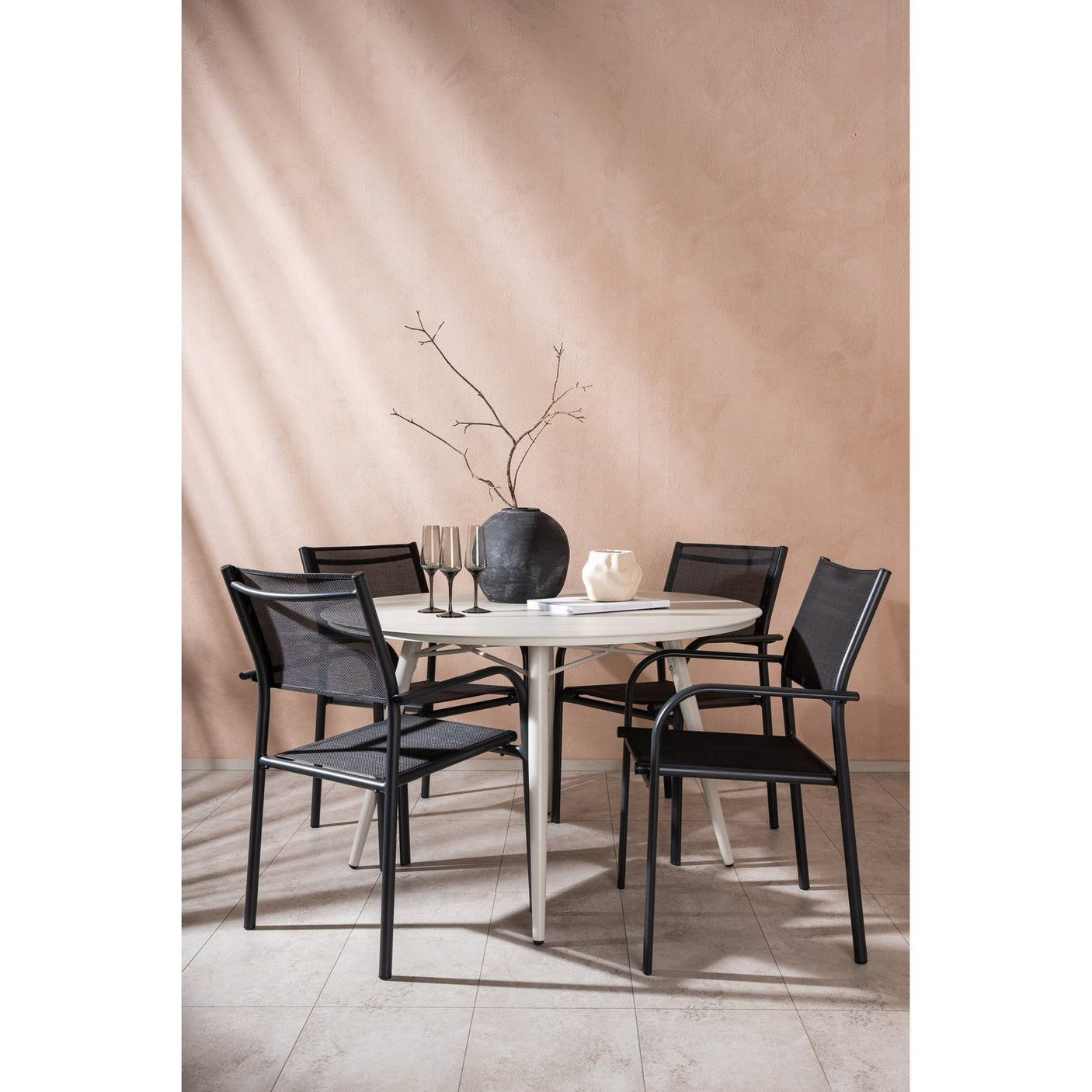Lina Spisebord Rund 120 cm + Santorini Armstol Venture Design Spisegruppe
